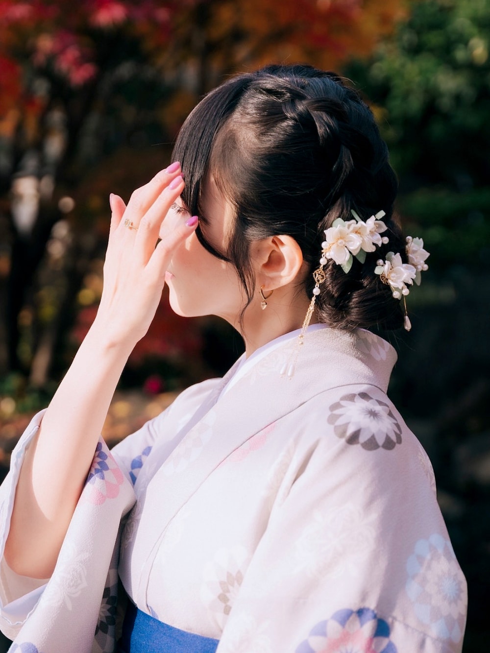 ブラック系のブーツ、ブルー系の着物、グレー系の着物を着用したレディースの冬コーディネートの2枚目の写真