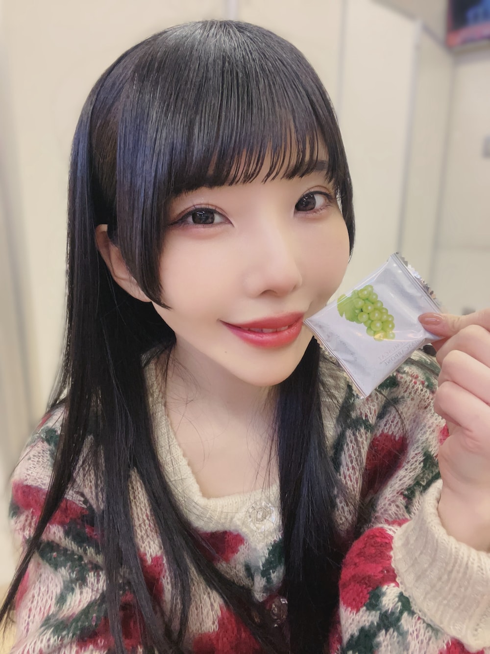 ホワイト系のカーディガン/ボレロ、グレー系のスカート、ホワイト系のブーツを着用したレディースの春コーディネートの2枚目の写真