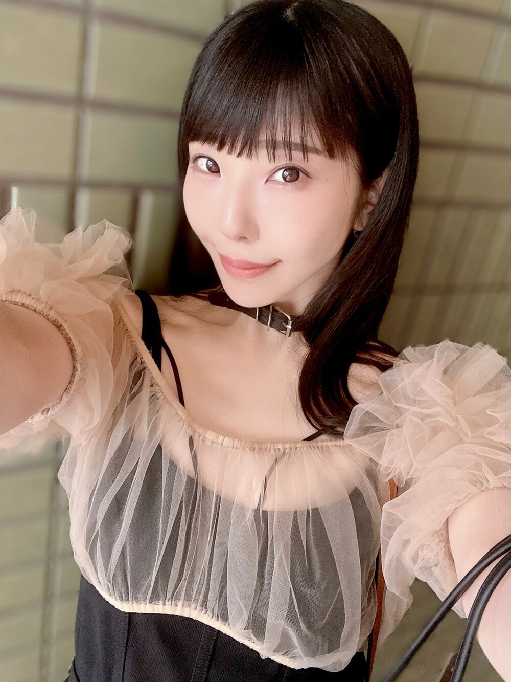 その他のアンサンブル、ブラック系のスカート、ブラック系のブーツを着用したレディースの夏コーディネートの2枚目の写真