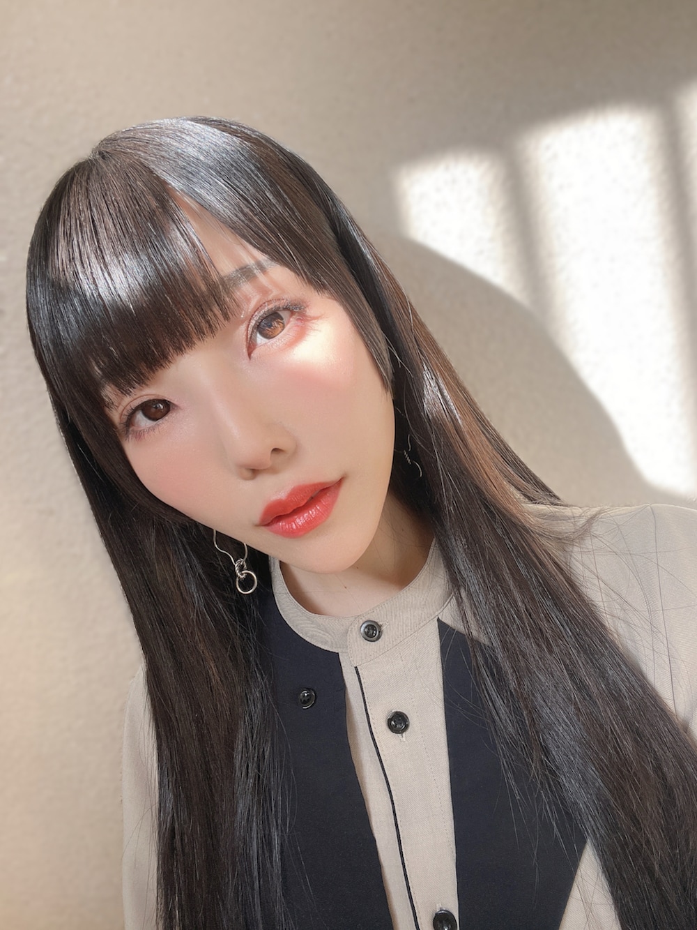 ベージュ系のワンピース、ブラウン系のローファー、ピンク系のハイライト/シェーディングを着用したレディースの秋コーディネートの2枚目の写真