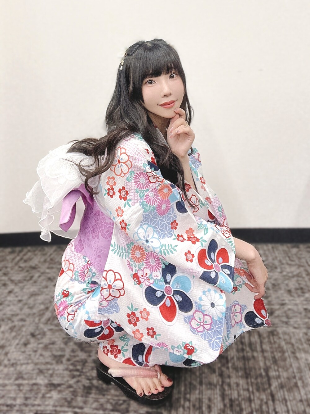 ホワイト系の浴衣、ホワイト系のバレッタ/ヘアクリップ、ピンク系のハイライト/シェーディングを着用したレディースの秋コーディネートの2枚目の写真