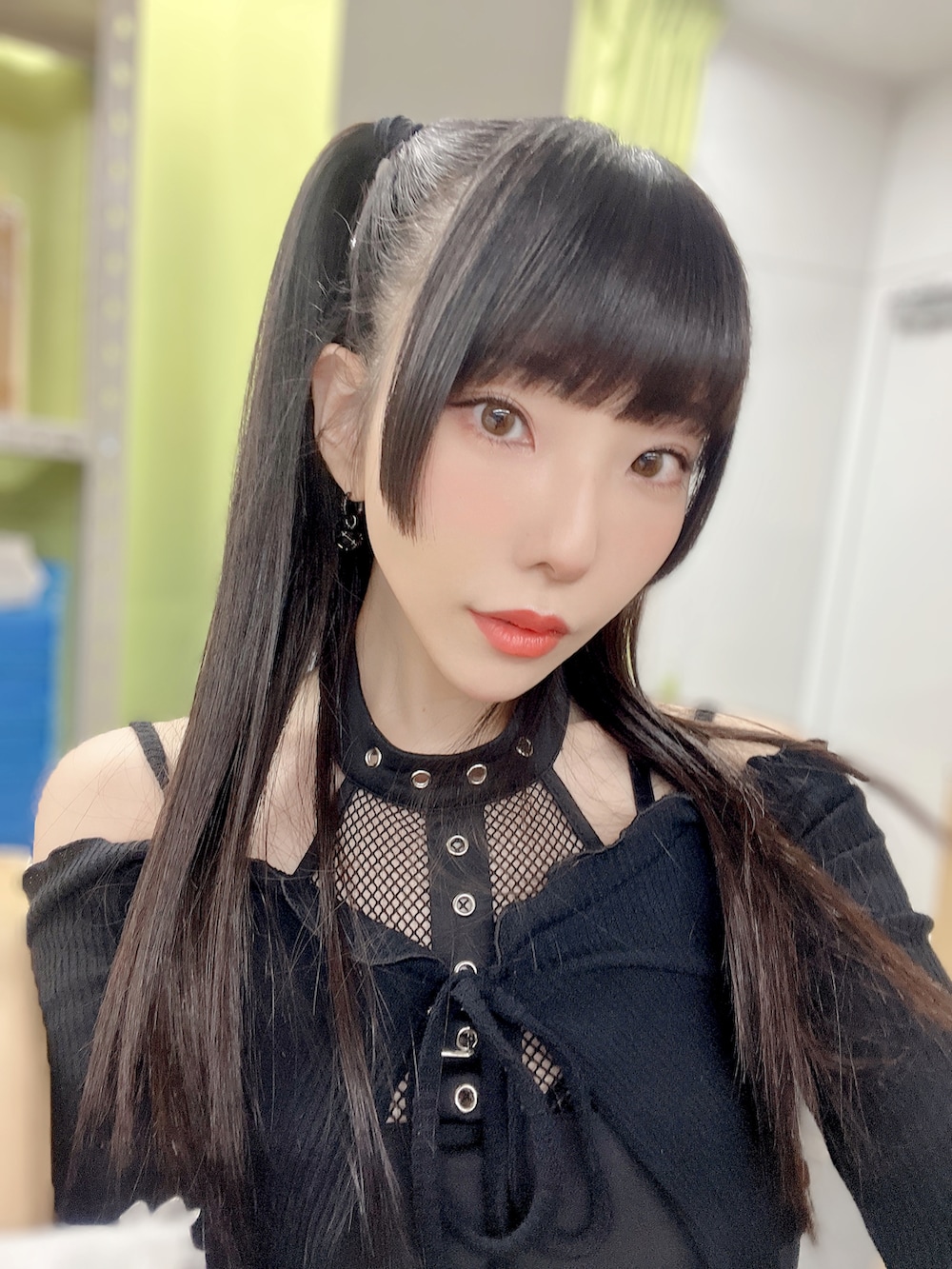 ブラック系のカーディガン/ボレロ、ブラック系のTシャツ/カットソー、ブルー系のセットアップを着用したレディースの秋コーディネートの2枚目の写真