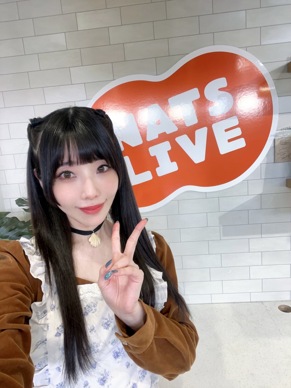 イエロー系のワンピース、ホワイト系のブーツ、その他のその他を着用したレディースの冬コーディネートの2枚目の写真