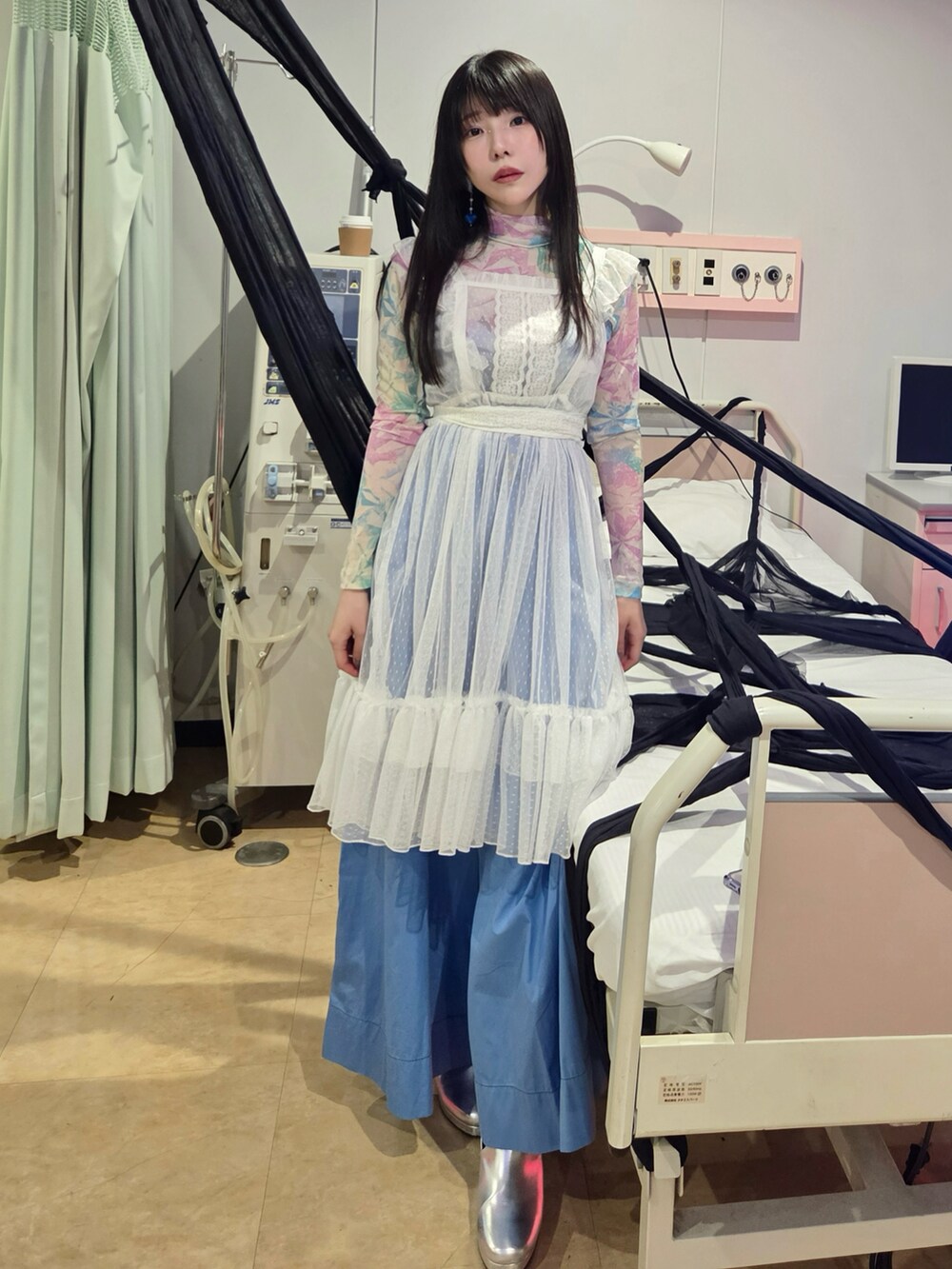 その他のTシャツ/カットソー、ブルー系のパンツ、ホワイト系のエプロンを着用したレディースの春コーディネートの3枚目の写真