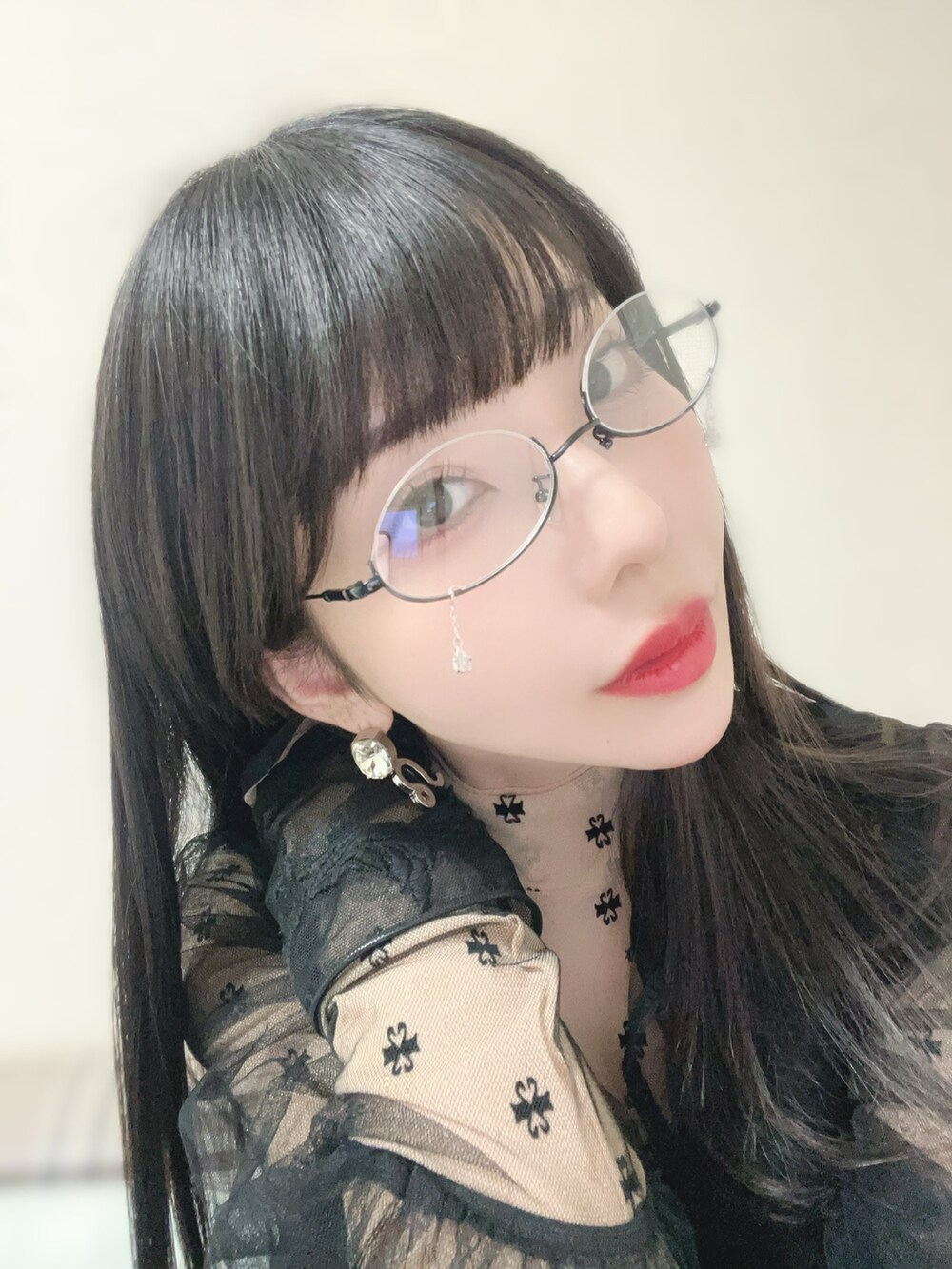 ブラック系のワンピース、ブラック系のワンピース、ベージュ系のTシャツ/カットソーを着用したレディースの春コーディネートの2枚目の写真