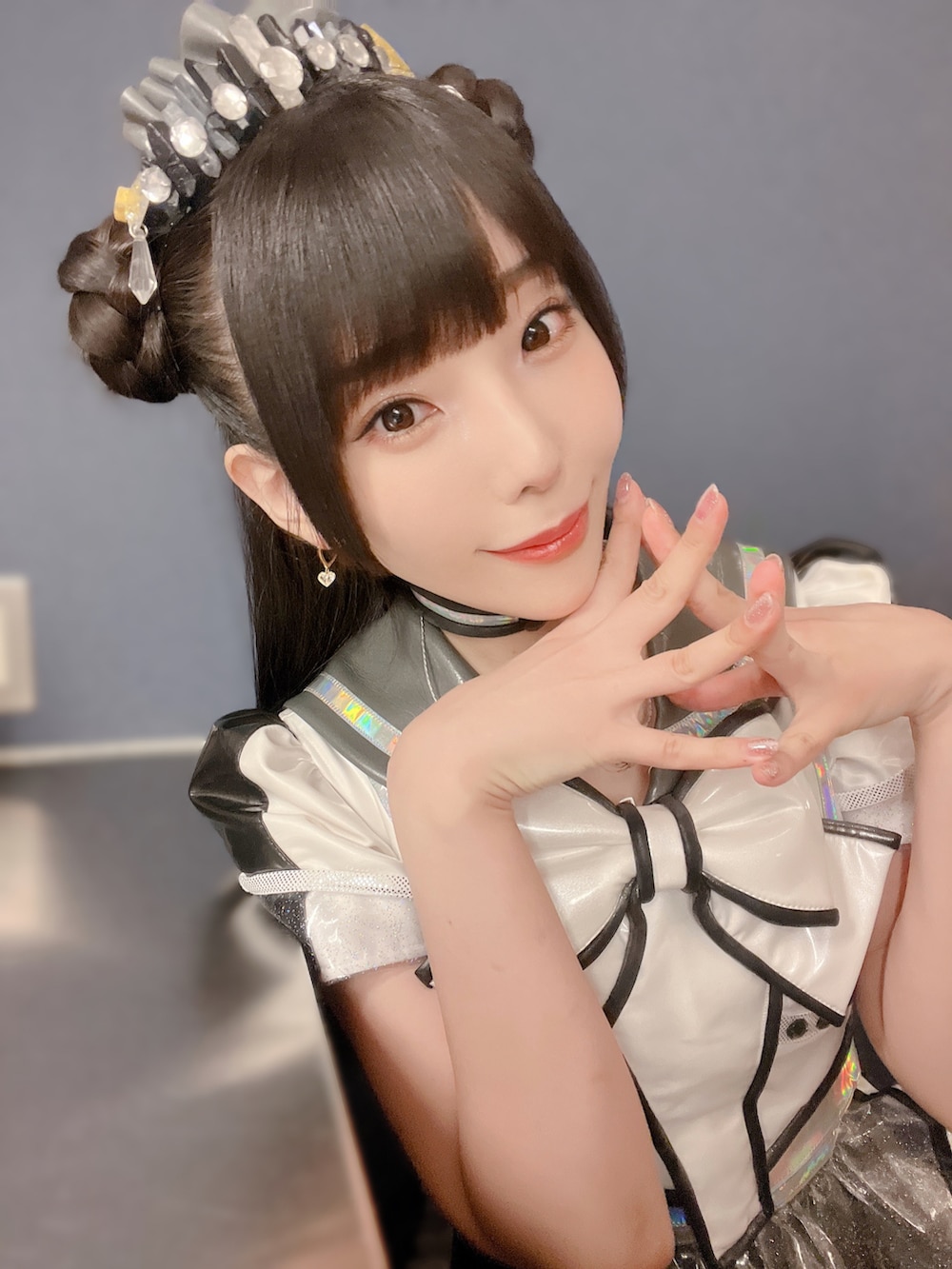 ホワイト系のTシャツ/カットソー、ブラック系のスカート、ホワイト系のスニーカーを着用したレディースの秋コーディネートの2枚目の写真