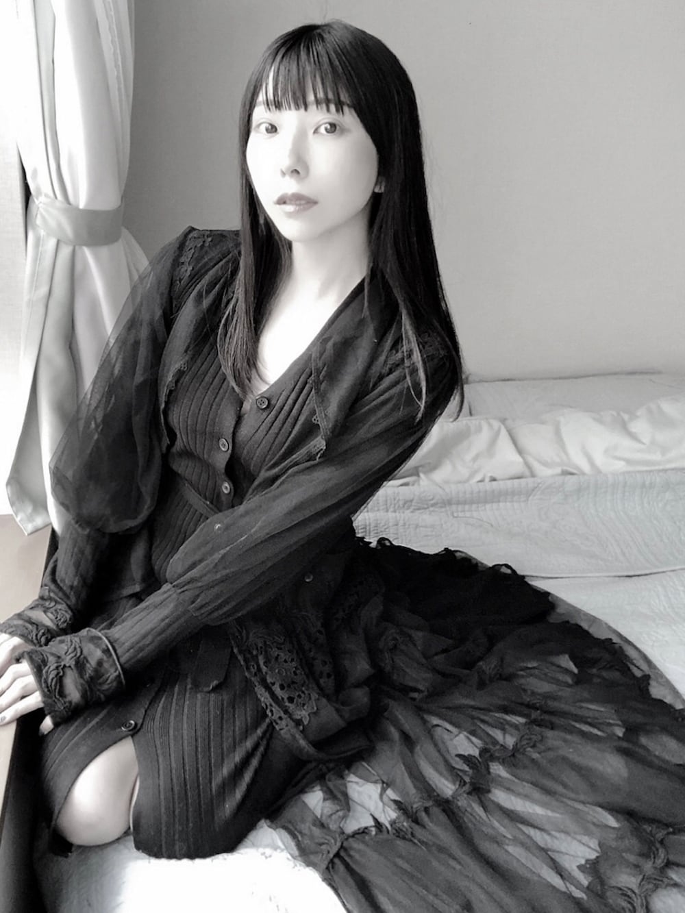 ブラック系のワンピースを着用したレディースの春コーディネートの2枚目の写真