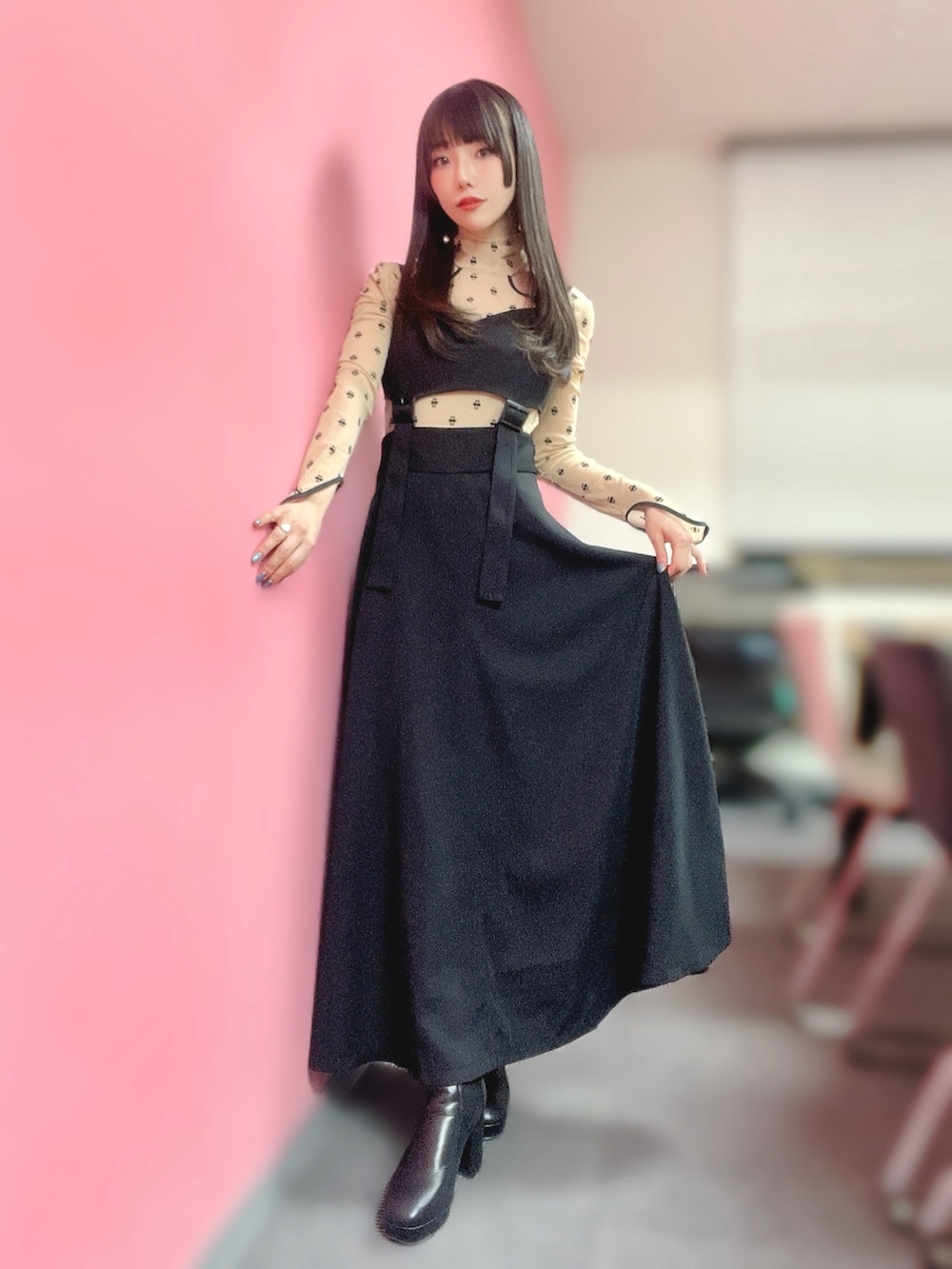 ベージュ系のTシャツ/カットソー、ブラック系のワンピース、ブラック系のブーツを着用したレディースの冬コーディネートの3枚目の写真