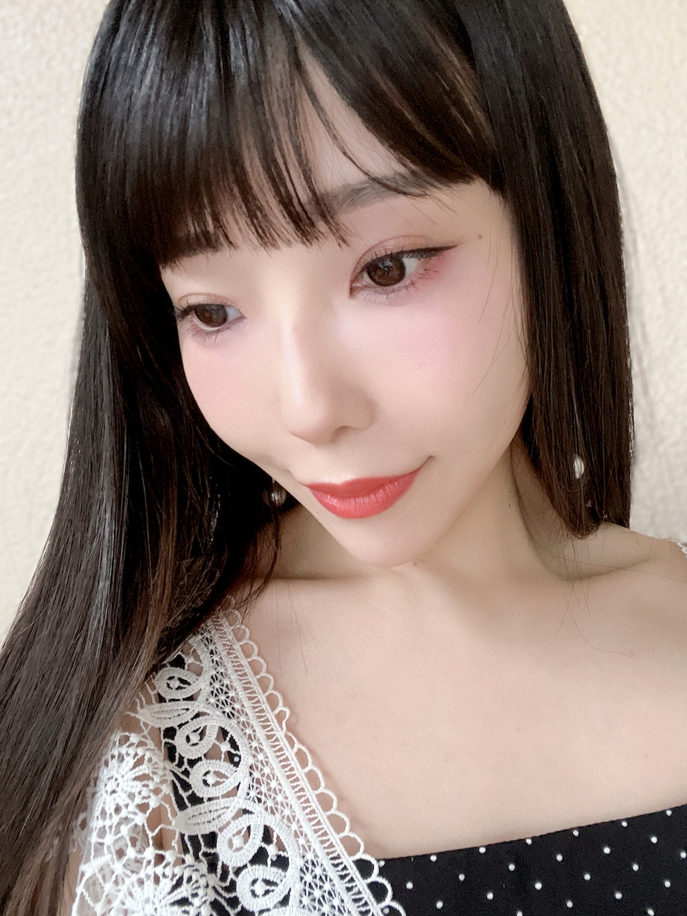 ブラック系のワンピース、ブラック系のサンダル、その他のその他を着用したレディースの秋コーディネートの2枚目の写真