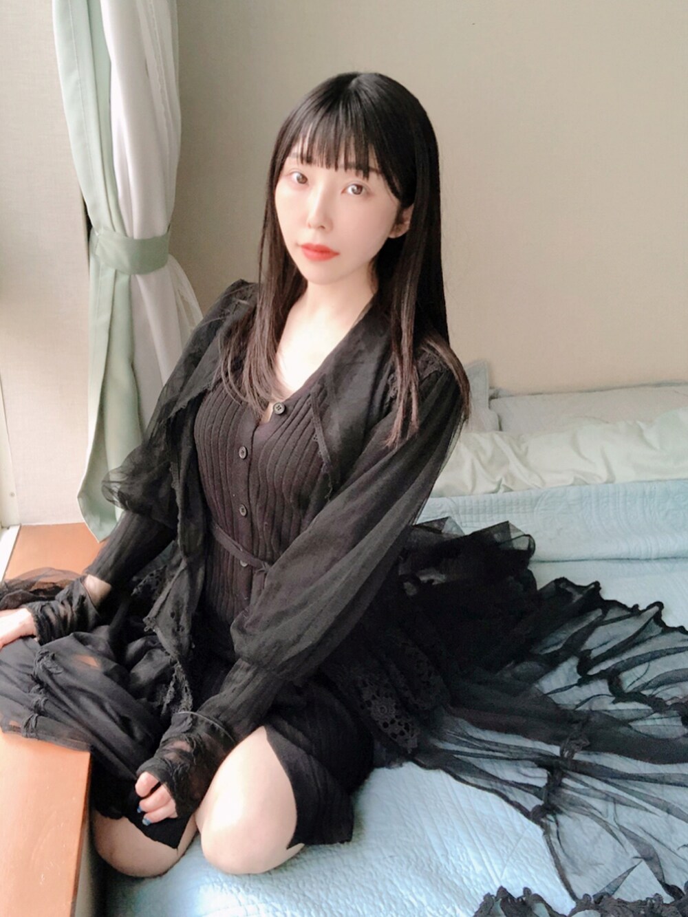 ブラック系のワンピースを着用したレディースの春コーディネートの3枚目の写真