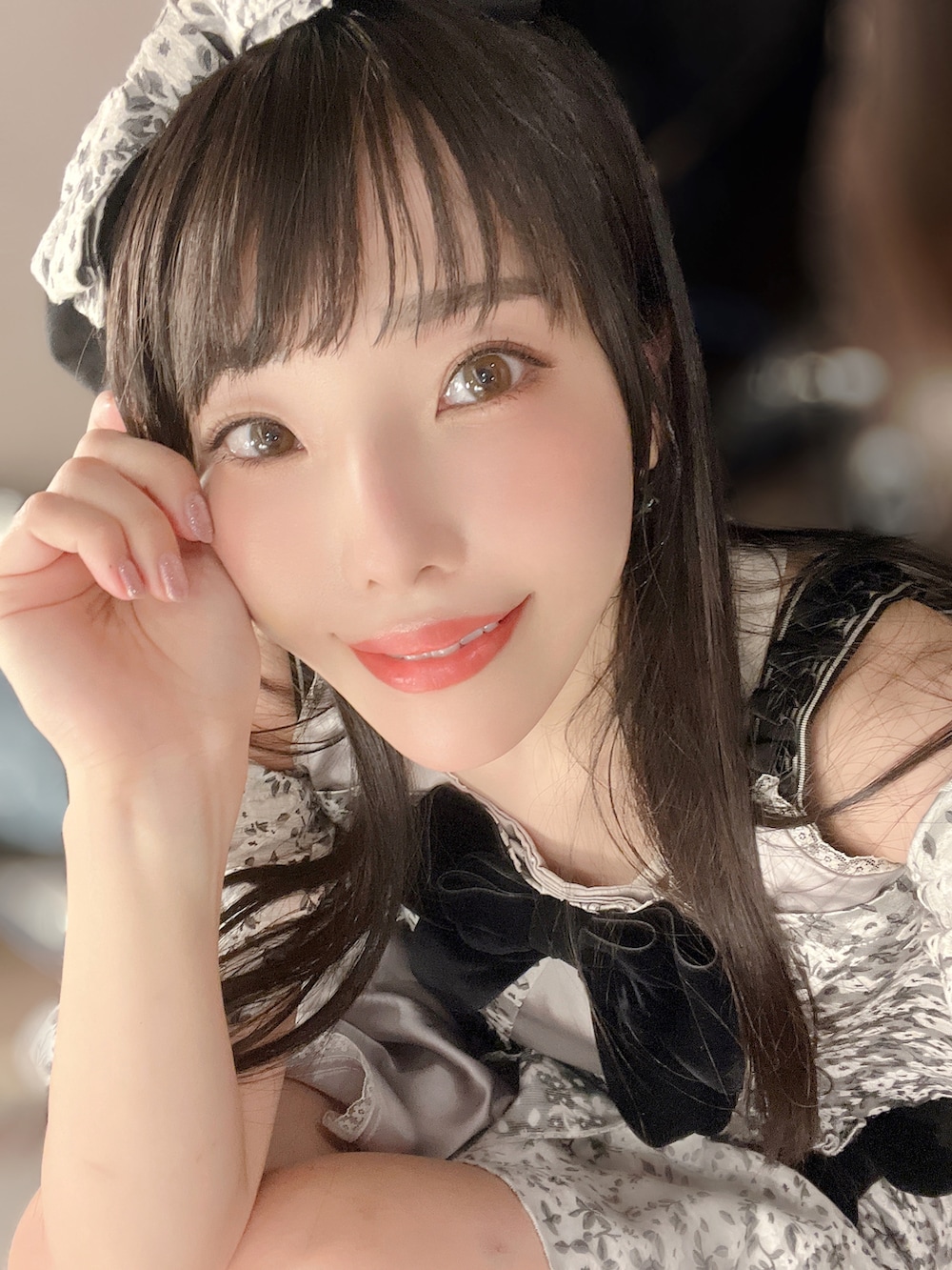 ブラック系のワンピース、ブラック系のサンダル、ブラック系のピアス（両耳用）を着用したレディースの秋コーディネートの2枚目の写真