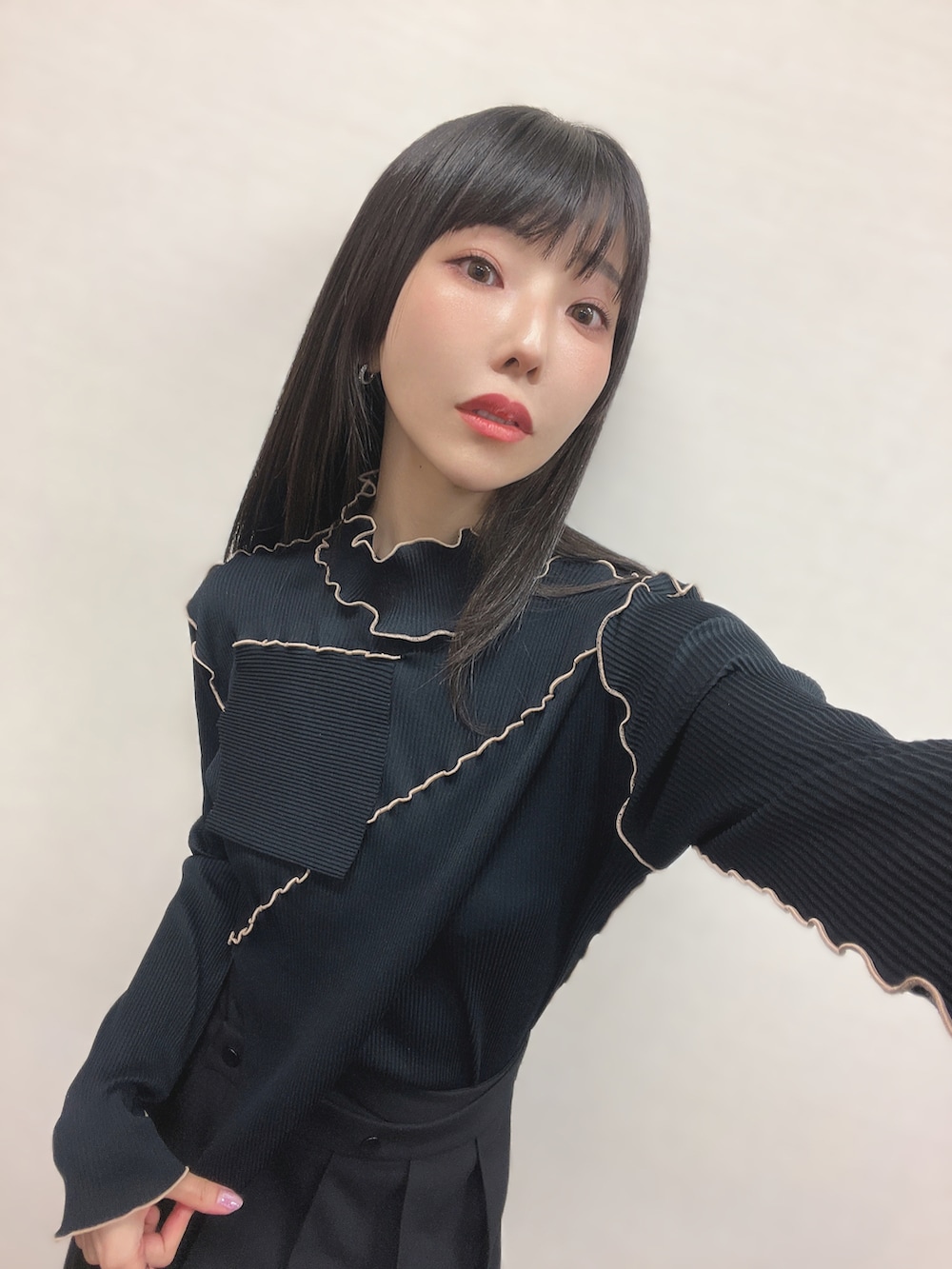 ブラック系のスカート、ブラック系のTシャツ/カットソー、ブラック系のローファーを着用したレディースの秋コーディネートの2枚目の写真