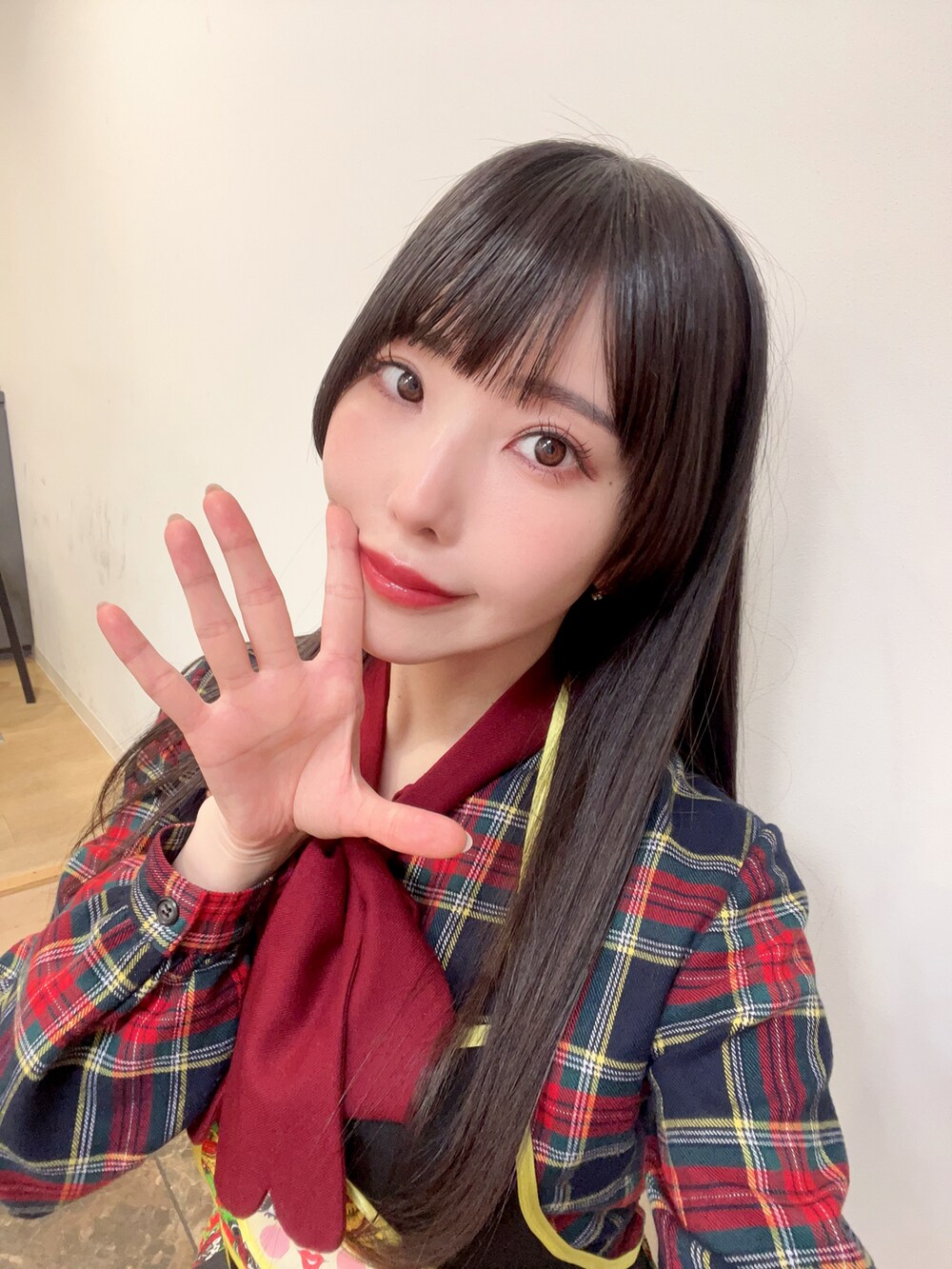 その他のワンピース、ブラック系のブーツ、ピンク系のアイシャドウを着用したレディースの冬コーディネートの2枚目の写真