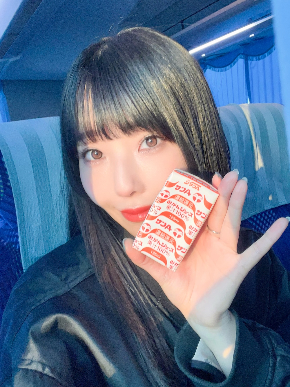 ベージュ系のTシャツ/カットソー、ブラック系のワンピース、ブラック系のブーツを着用したレディースの冬コーディネートの2枚目の写真