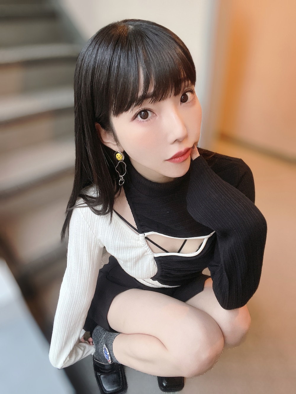 ブラック系のスカート、ブラック系のその他トップス、ブラック系のローファーを着用したレディースの秋コーディネートの2枚目の写真