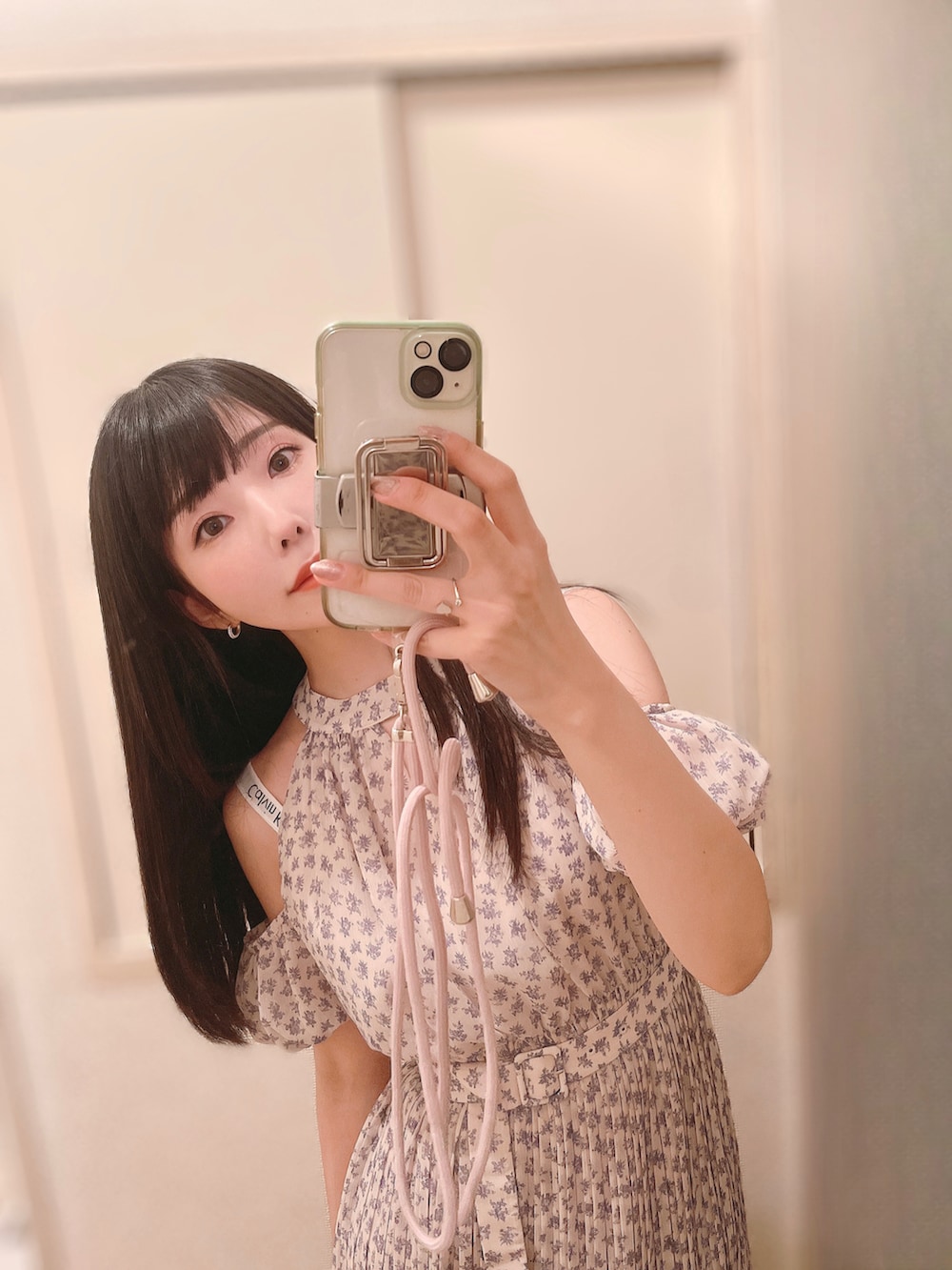 パープル系のワンピース、その他のパンプス、ピンク系のハイライト/シェーディングを着用したレディースの秋コーディネートの2枚目の写真