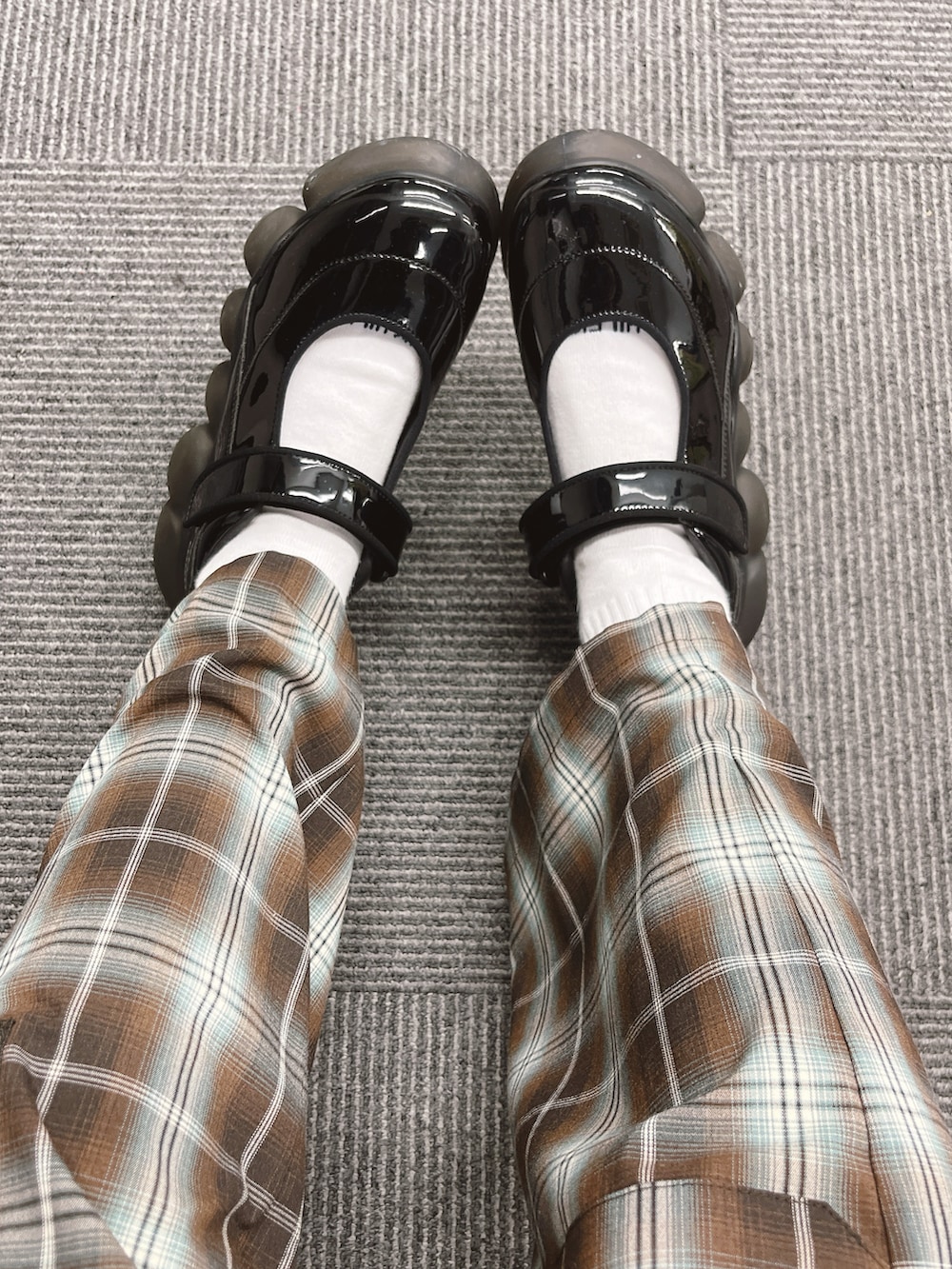 その他のシャツ/ブラウス、その他のパンツ、ブラック系のシューズを着用したレディースの秋コーディネートの2枚目の写真