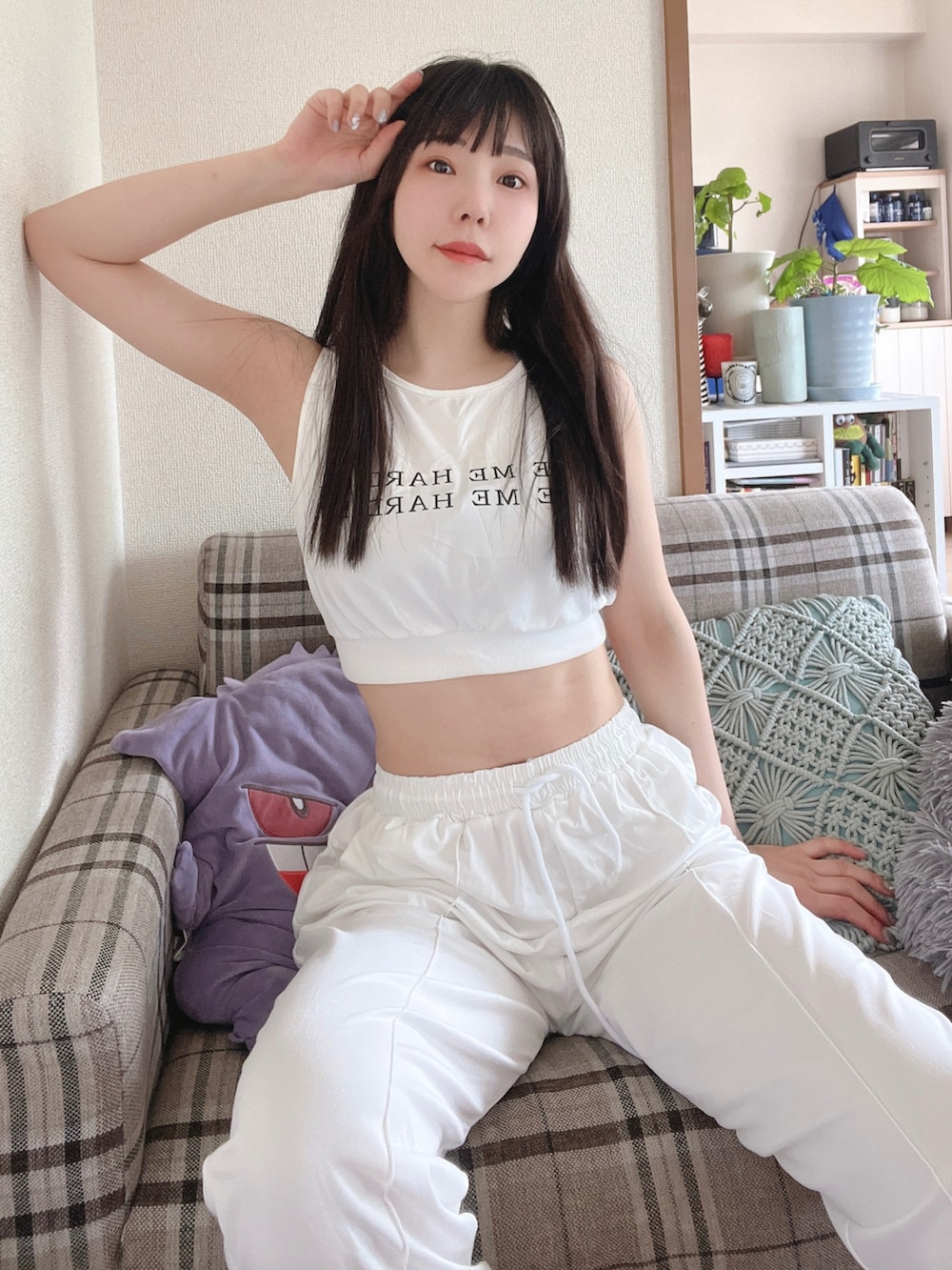 ホワイト系のスポーツグッズ、シルバー系のピアス（両耳用）、その他のその他を着用したレディースの春コーディネートの2枚目の写真