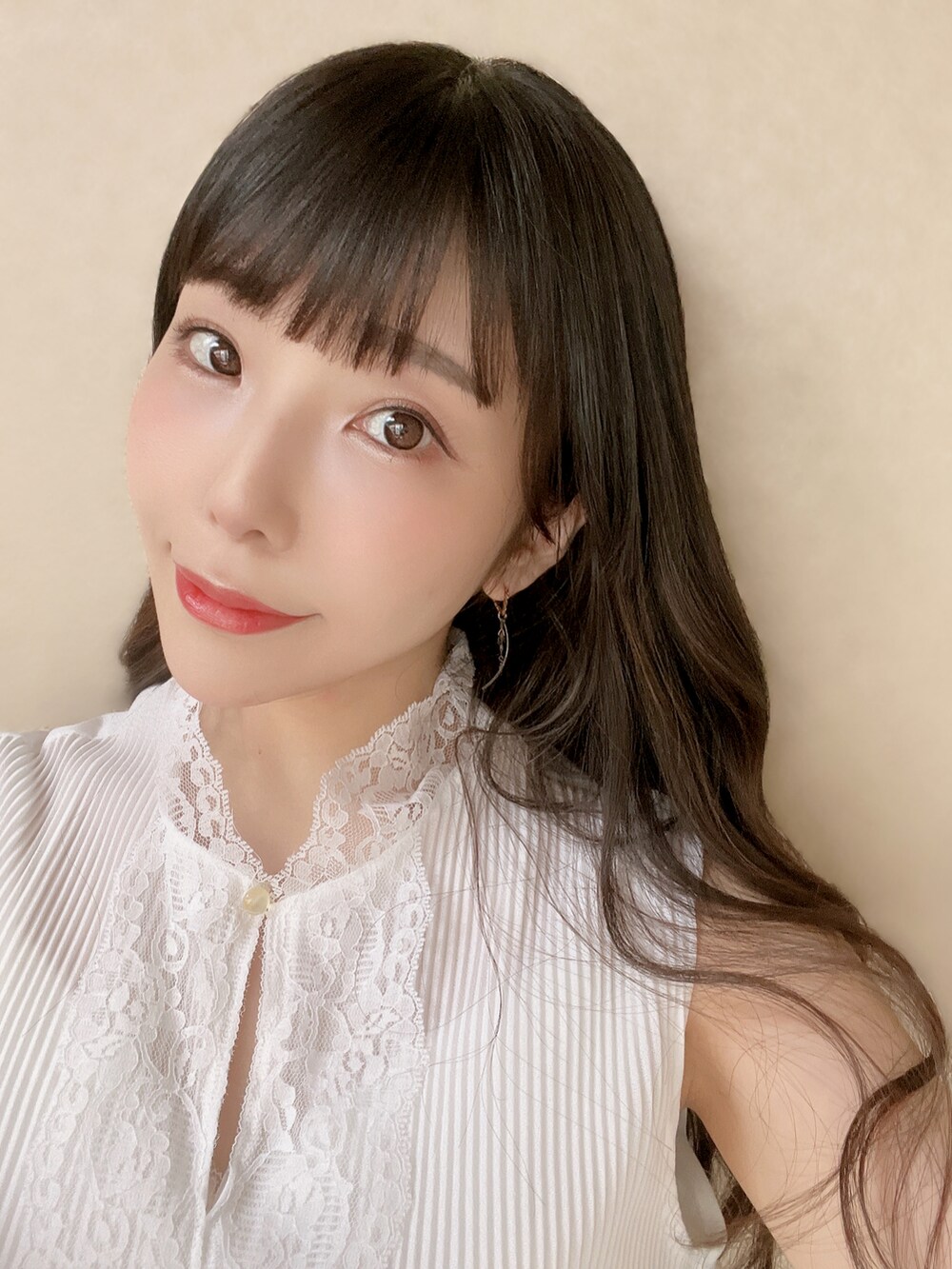 その他のワンピース、レッド系のサンダル、ゴールド系のピアス（両耳用）を着用したレディースの夏コーディネートの2枚目の写真