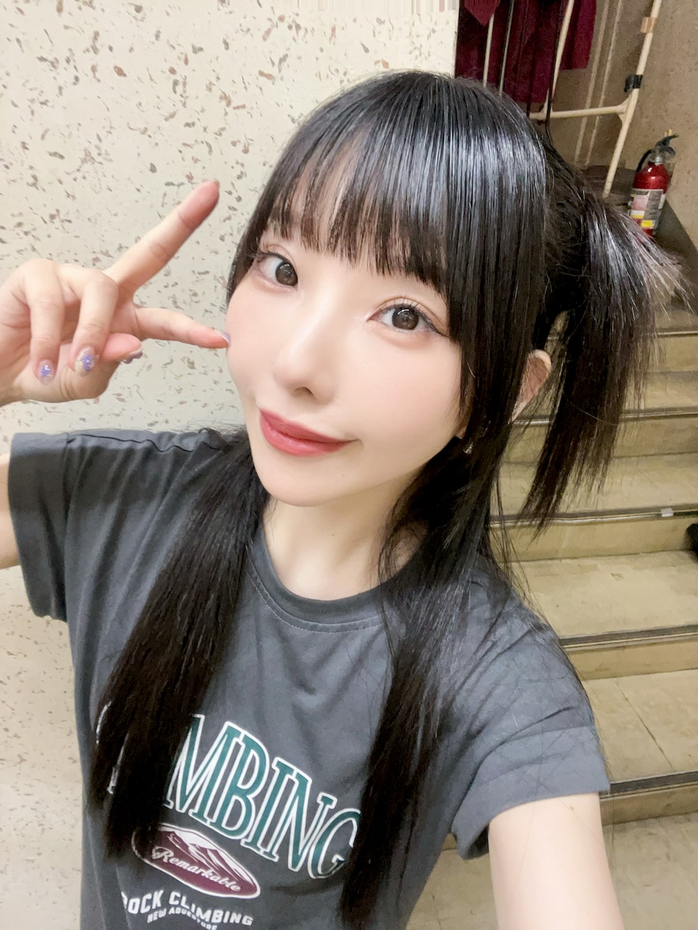 グレー系のワンピース、ブラック系のサンダル、その他のその他を着用したレディースの春コーディネートの2枚目の写真