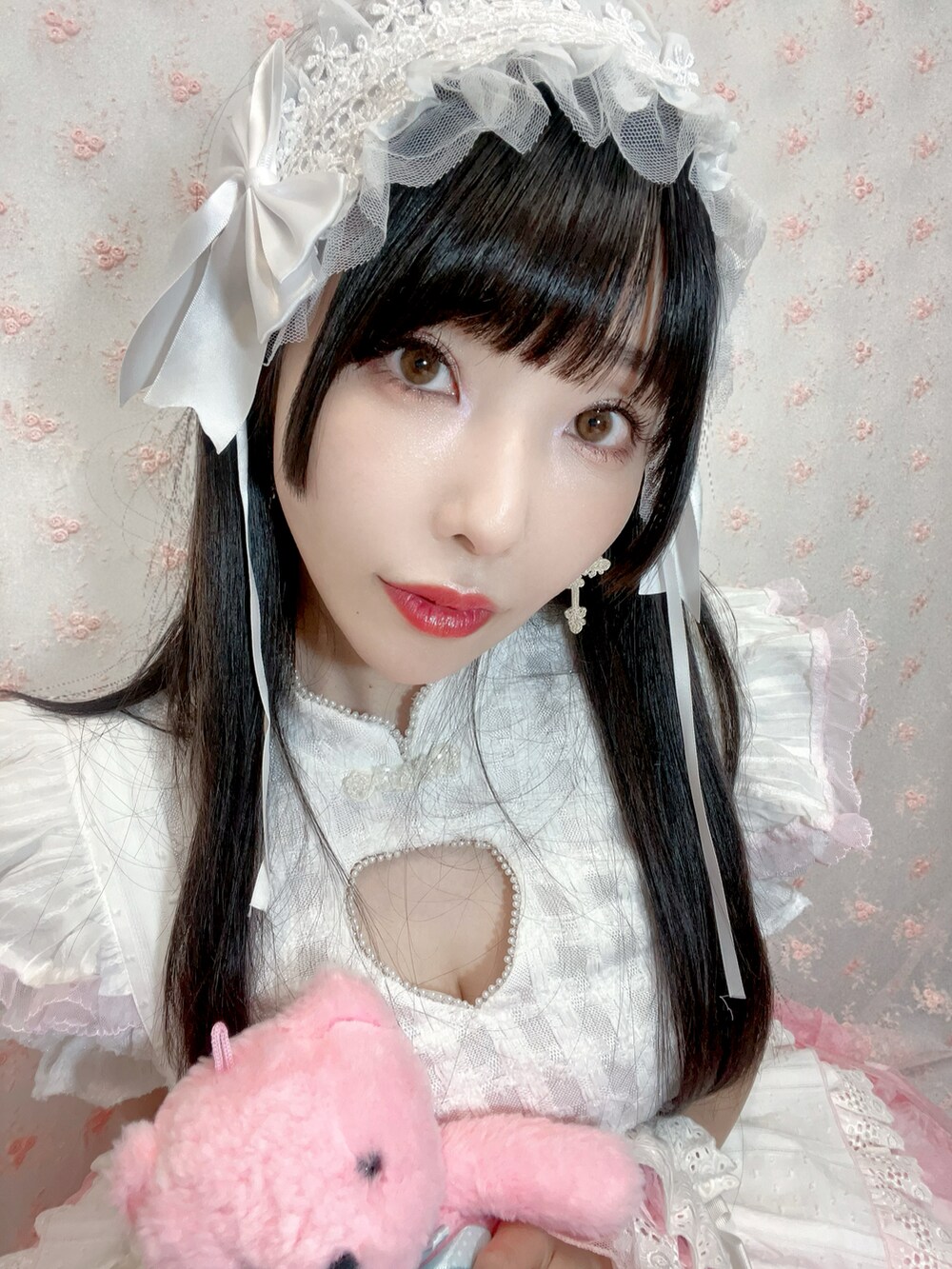 ピンク系のスカート、ホワイト系のワンピース、ホワイト系のブーツを着用したレディースの冬コーディネートの3枚目の写真