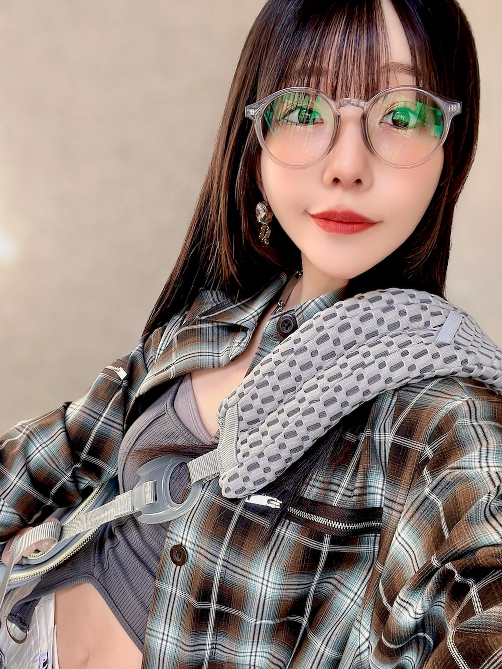 その他のシャツ/ブラウス、グレー系のデニムパンツ、ブラック系のスニーカーを着用したレディースの夏コーディネートの3枚目の写真