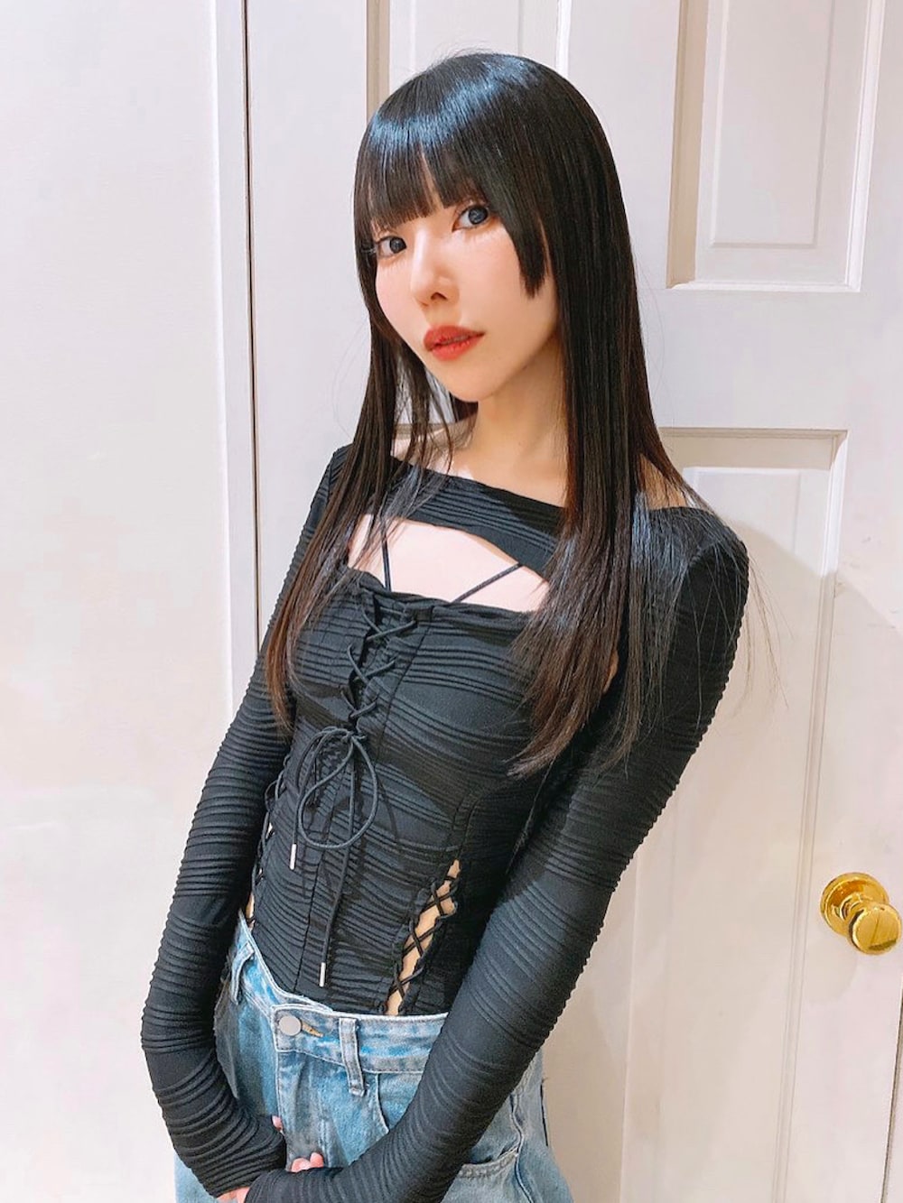 ブラック系のTシャツ/カットソー、ブルー系のセットアップ、ホワイト系のスニーカーを着用したレディースの春コーディネートの2枚目の写真