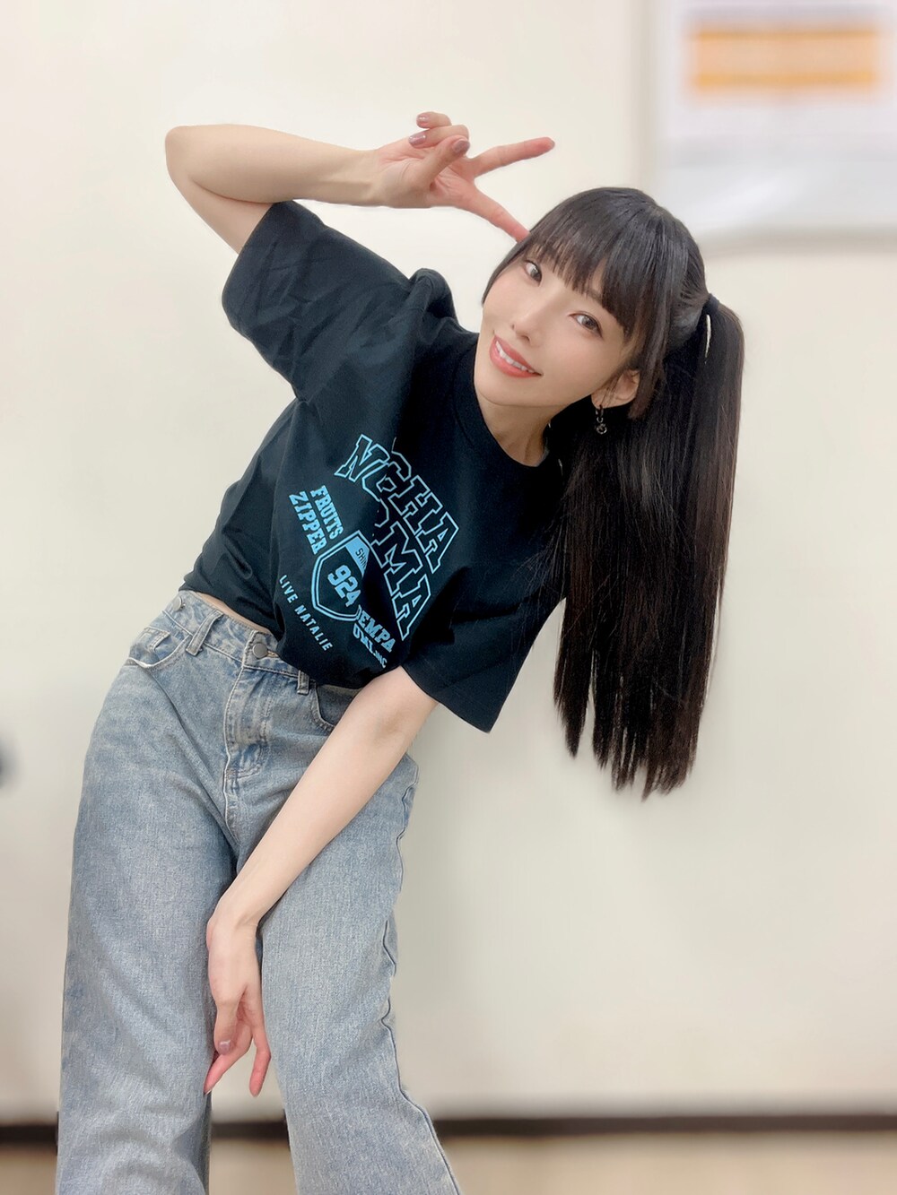 ブラック系のカーディガン/ボレロ、ブラック系のTシャツ/カットソー、ブルー系のセットアップを着用したレディースの秋コーディネートの3枚目の写真