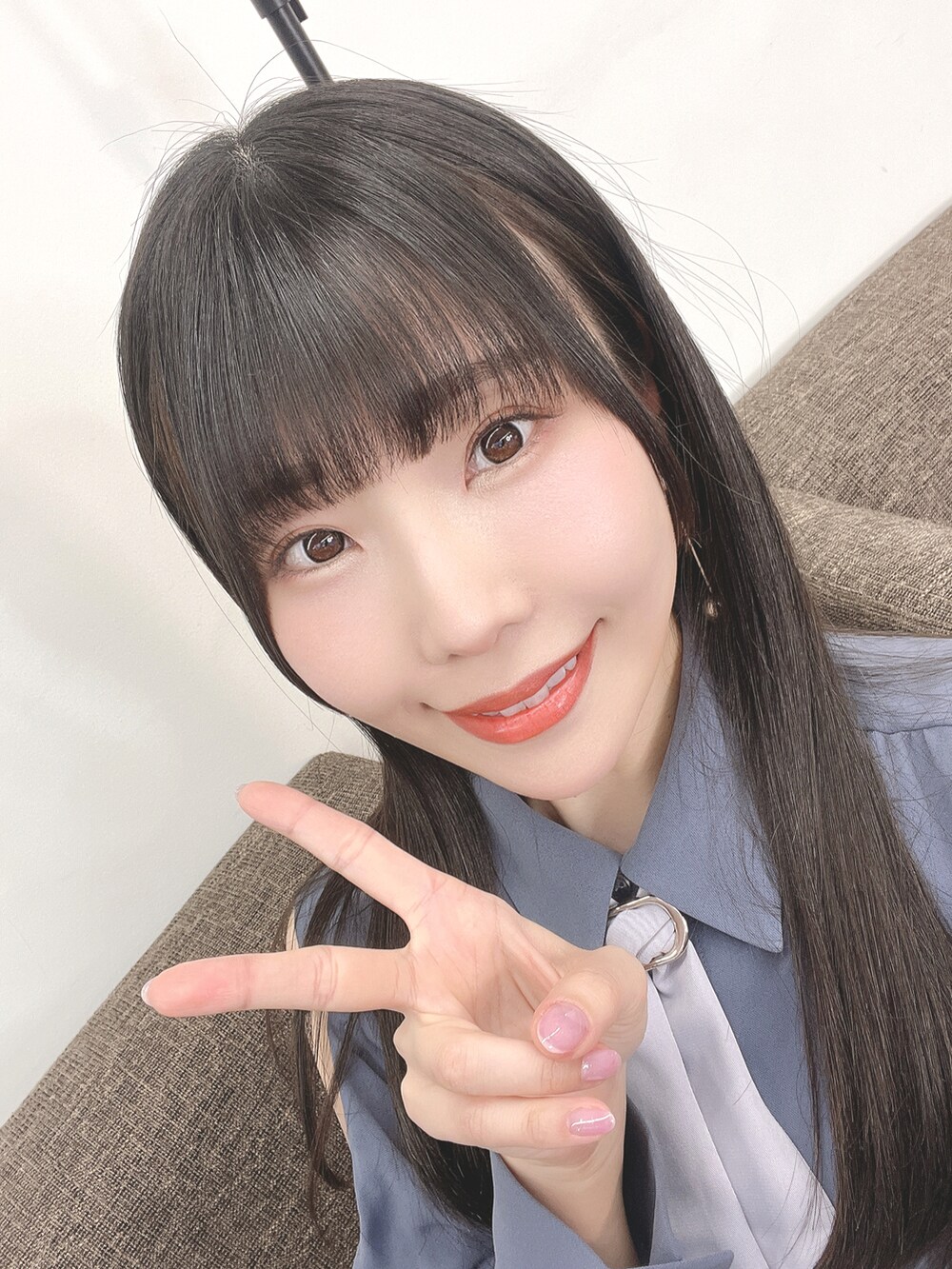 ブルー系のワンピース、ホワイト系のブーツ、ホワイト系のピアス（両耳用）を着用したレディースの冬コーディネートの2枚目の写真