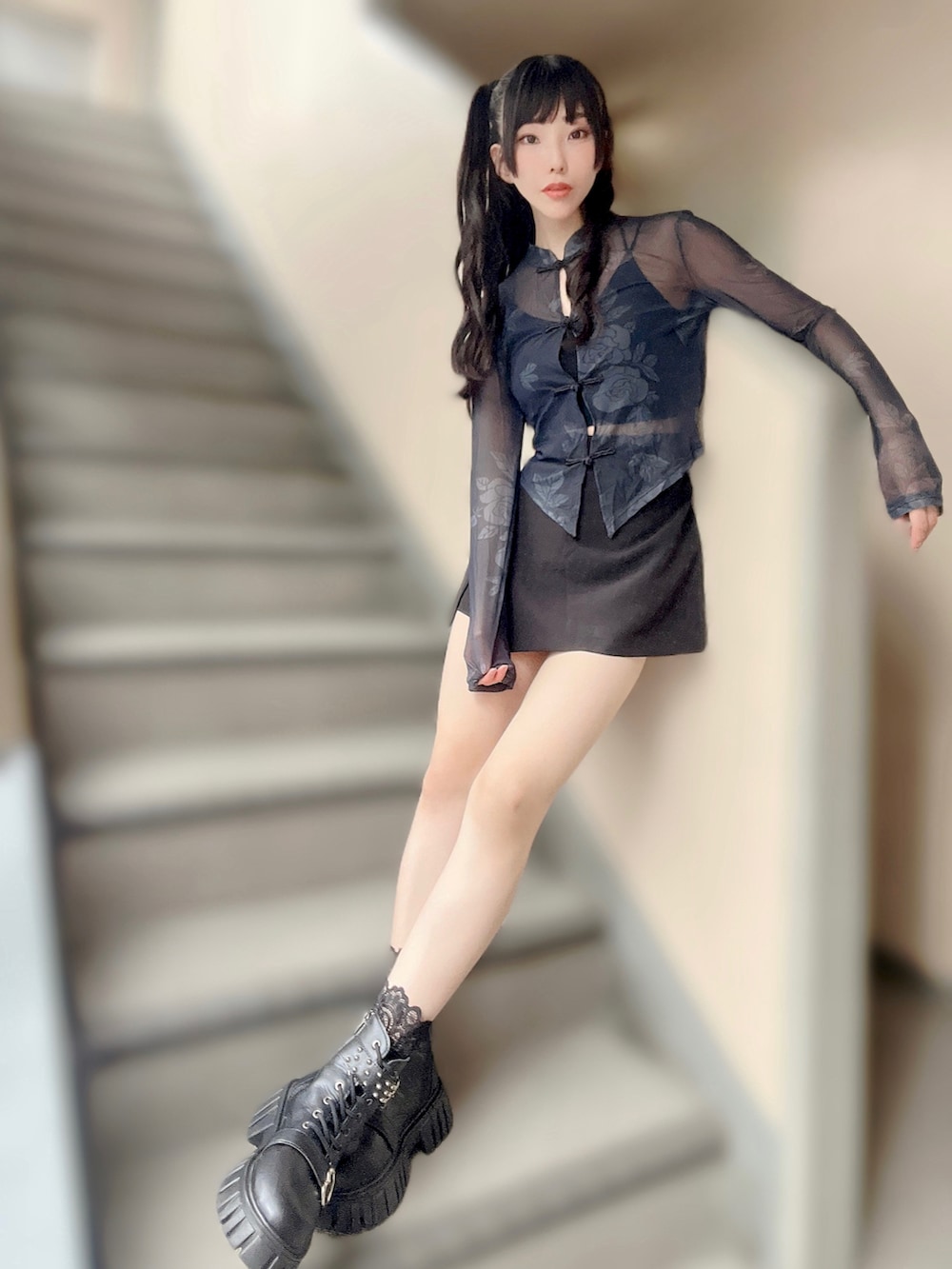 ブラック系のブーツ、ブラック系のスカート、ブラック系のシャツ/ブラウスを着用したレディースの秋コーディネートの2枚目の写真