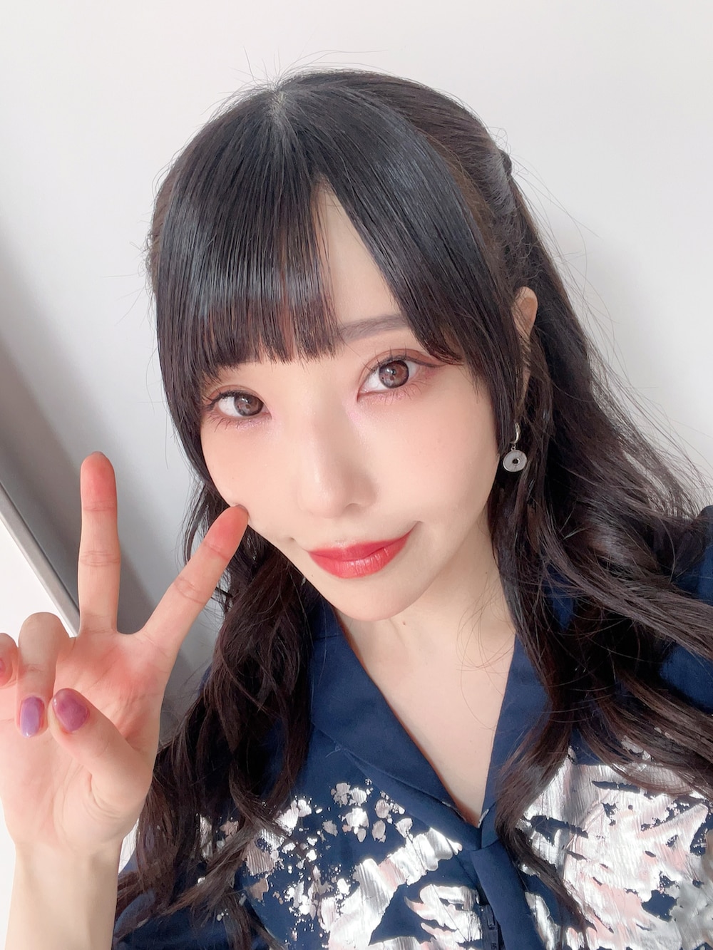 ホワイト系のブーツ、ホワイト系のワンピース、その他のその他を着用したレディースの冬コーディネートの2枚目の写真