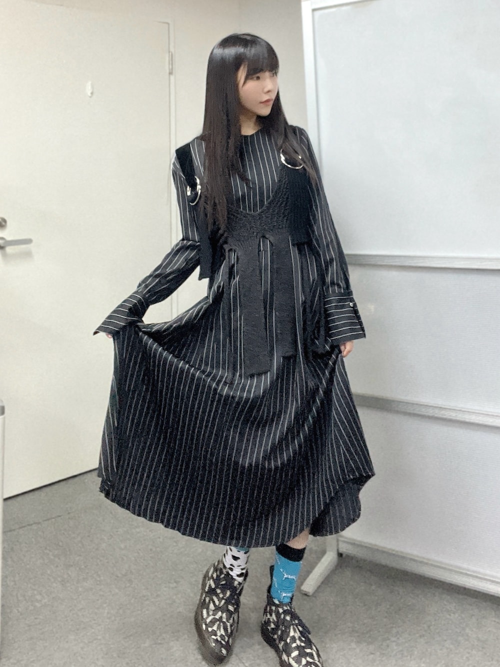 ブラック系のシューズ、ブラック系のワンピース、ブラック系のニット/セーターを着用したレディースの春コーディネートの2枚目の写真