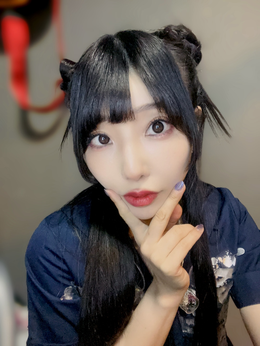 ホワイト系のニット/セーター、ブラック系のスカート、ブラック系のブーツを着用したレディースの冬コーディネートの2枚目の写真