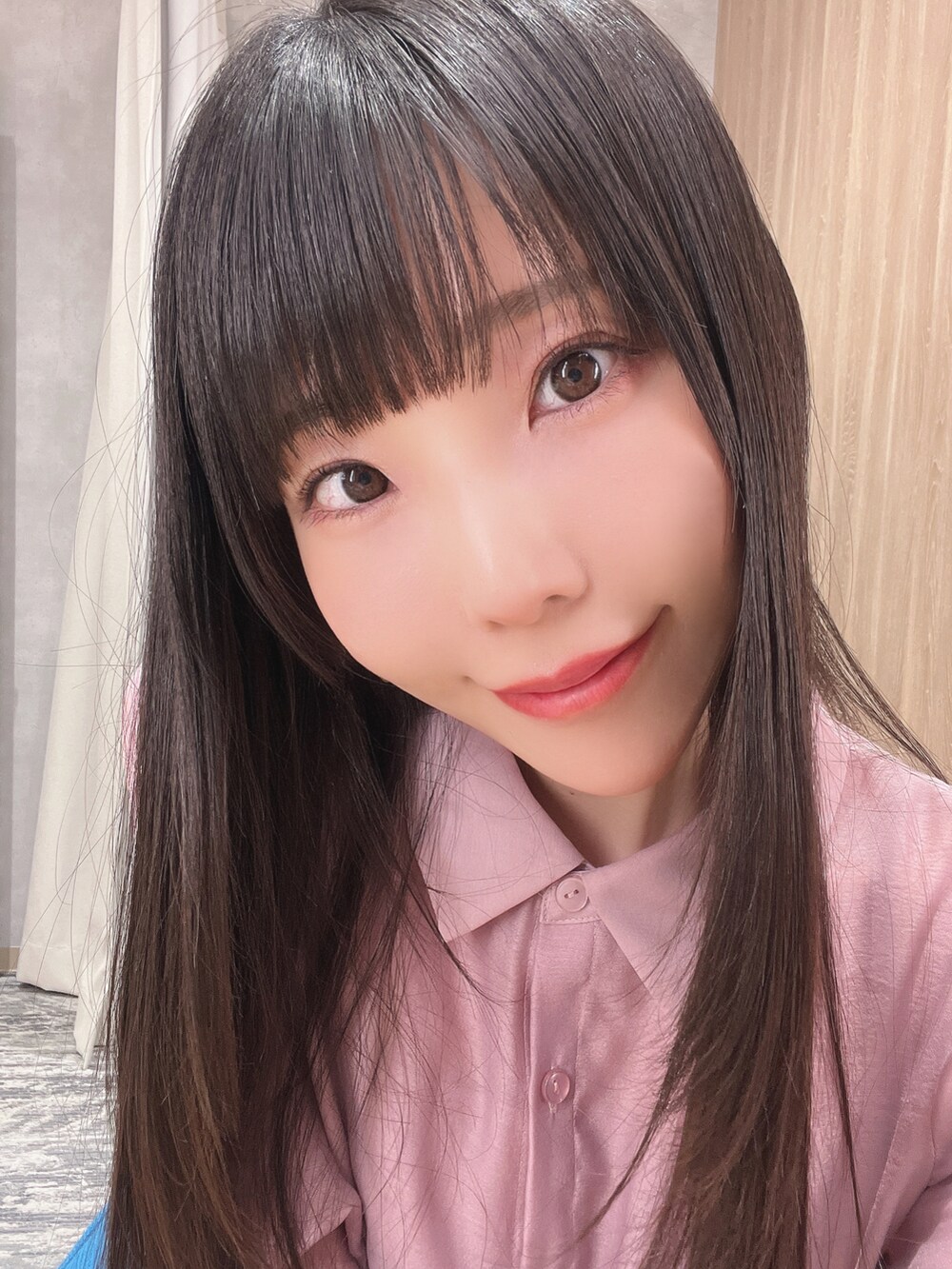 ブラック系のワンピース、ブラック系のサンダル、ホワイト系のフェイスパウダーを着用したレディースの秋コーディネートの2枚目の写真