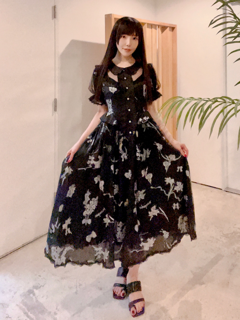 ブラック系のワンピース、ブラック系のサンダル、その他のその他を着用したレディースの夏コーディネートの2枚目の写真