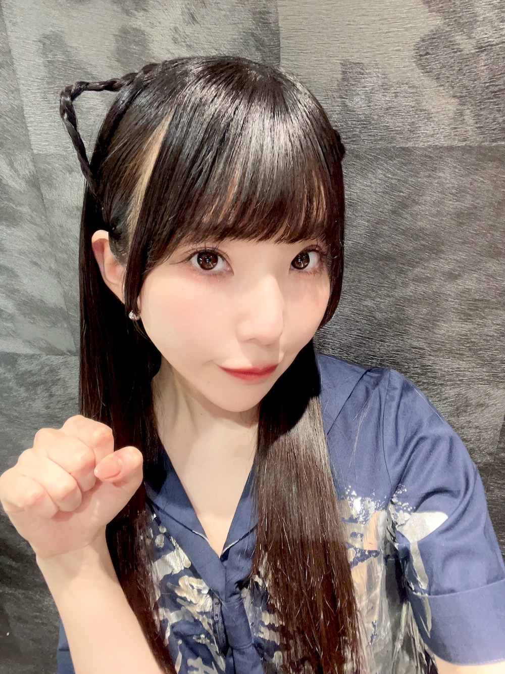 ブラック系のブーツ、イエロー系のスカート、ベージュ系のパーカーを着用したレディースの冬コーディネートの2枚目の写真