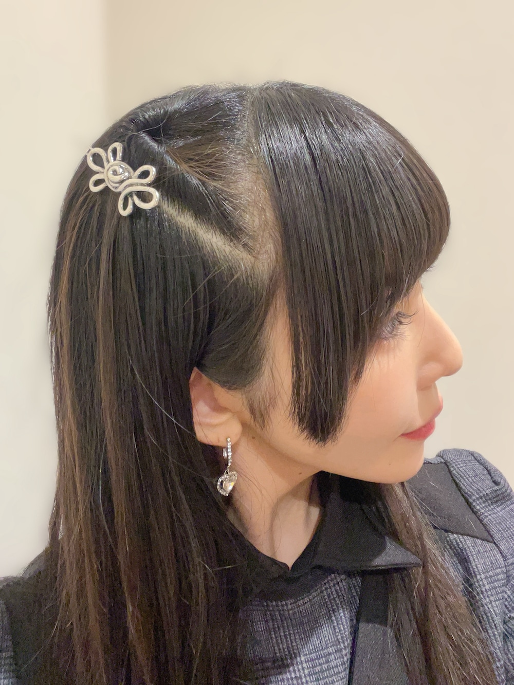 ブラック系のブーツ、グレー系のワンピース、パープル系のエプロンを着用したレディースの春コーディネートの2枚目の写真