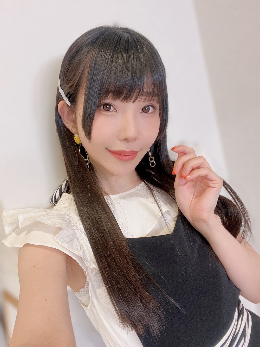 ホワイト系のワンピース、その他のパンプス、ブラック系のエプロンを着用したレディースの夏コーディネートの2枚目の写真