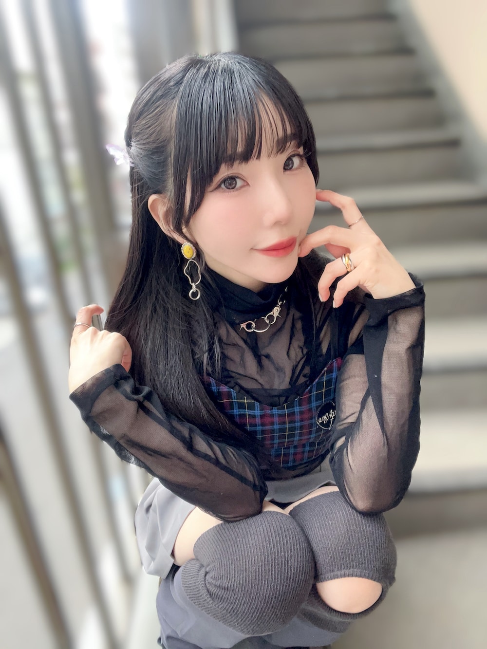 ブルー系のその他トップス、ブラック系のTシャツ/カットソー、グレー系のスカートを着用したレディースの春コーディネートの2枚目の写真