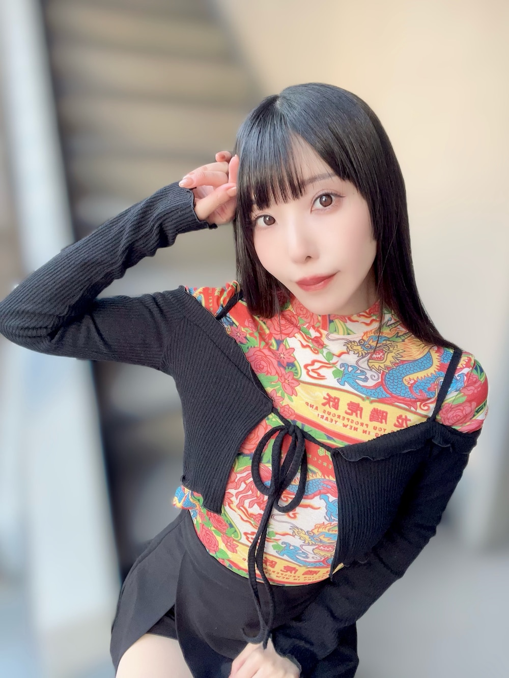 ブラック系のブーツ、ブラック系のスカート、ブラック系のカーディガン/ボレロを着用したレディースの冬コーディネートの2枚目の写真