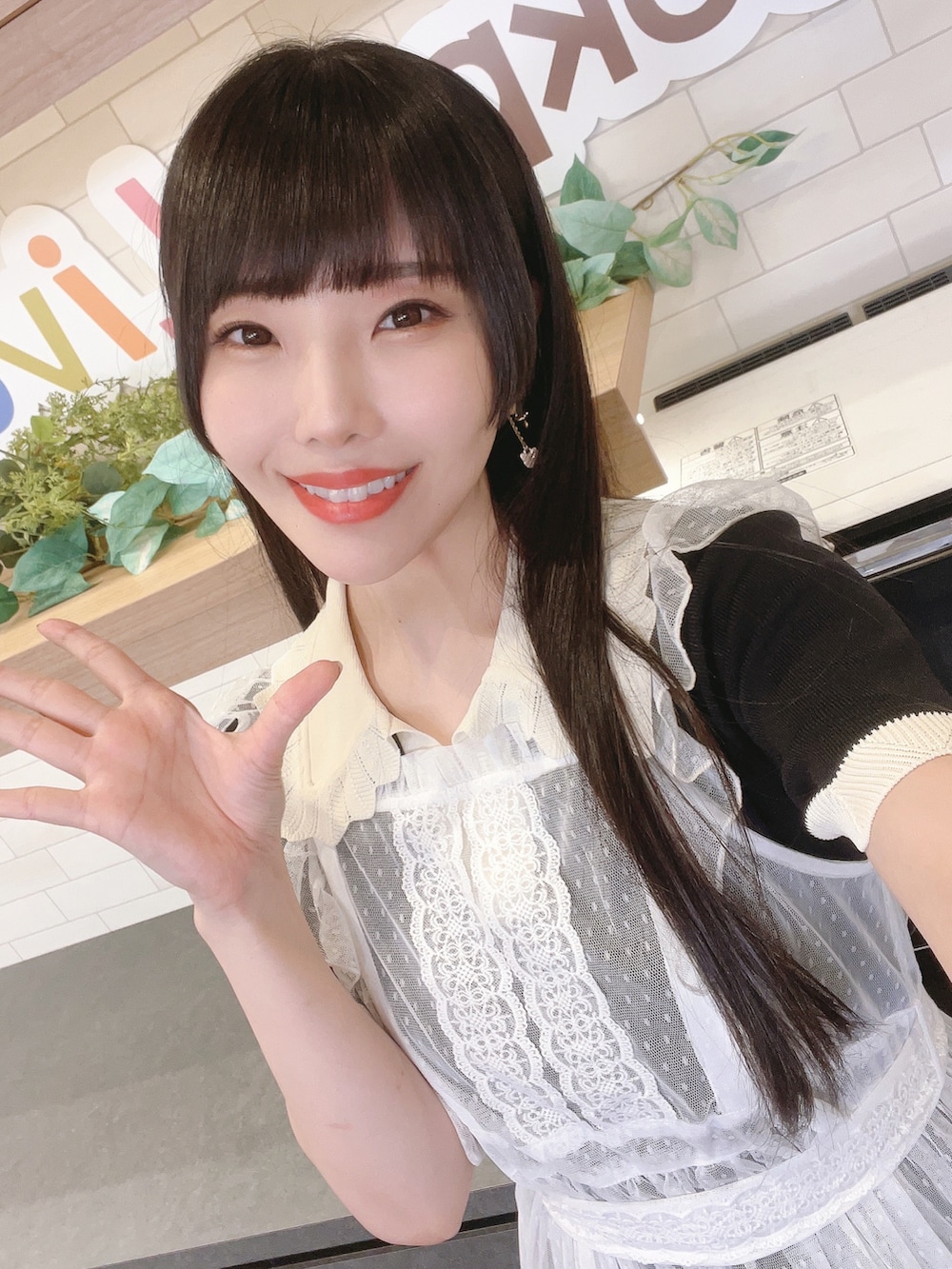 ブラック系のローファー、ホワイト系のエプロン、その他のその他を着用したレディースの夏コーディネートの2枚目の写真