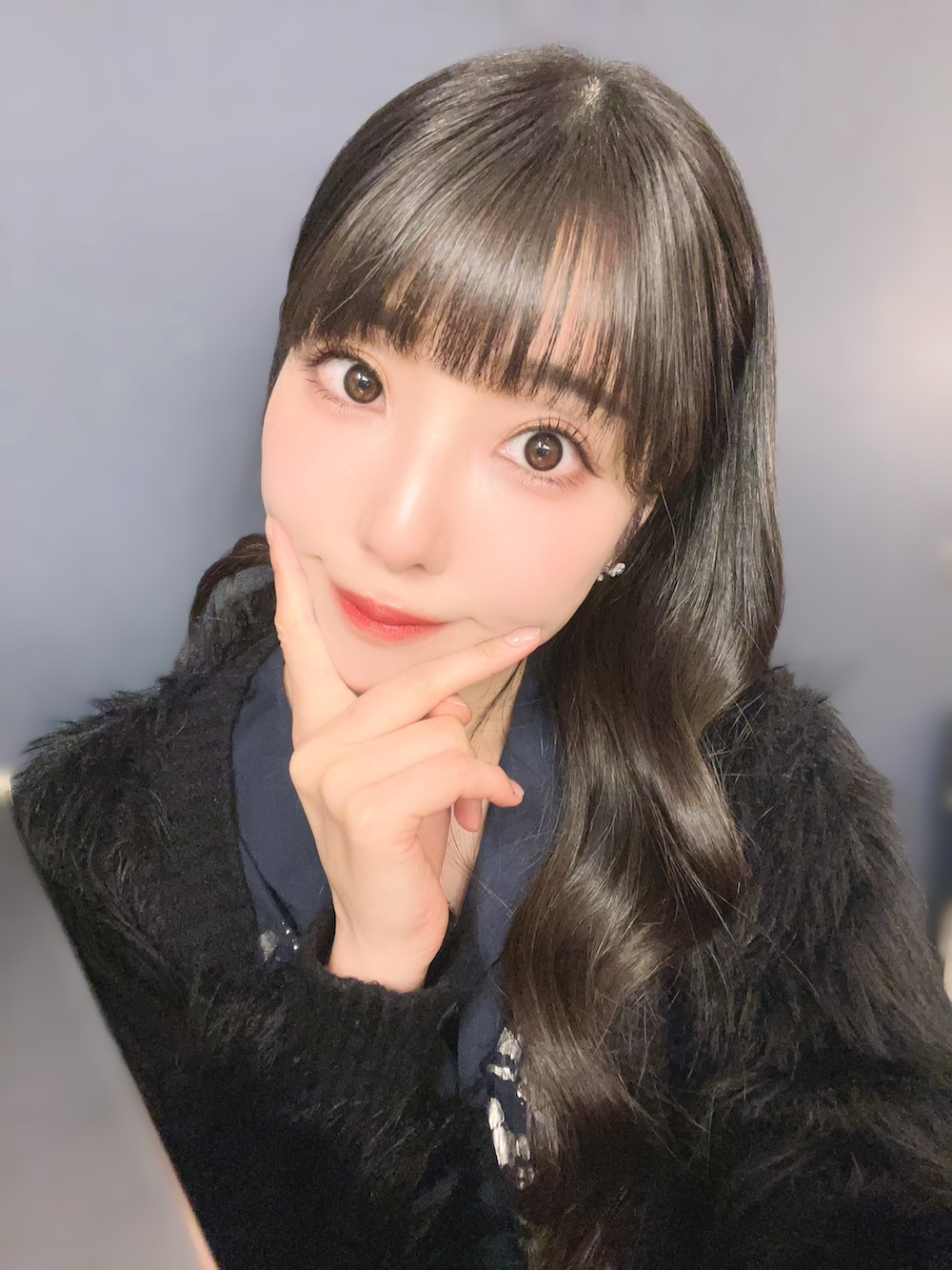 ブラック系のワンピース、ブラック系のカーディガン/ボレロ、ブラック系のブーツを着用したレディースの冬コーディネートの2枚目の写真