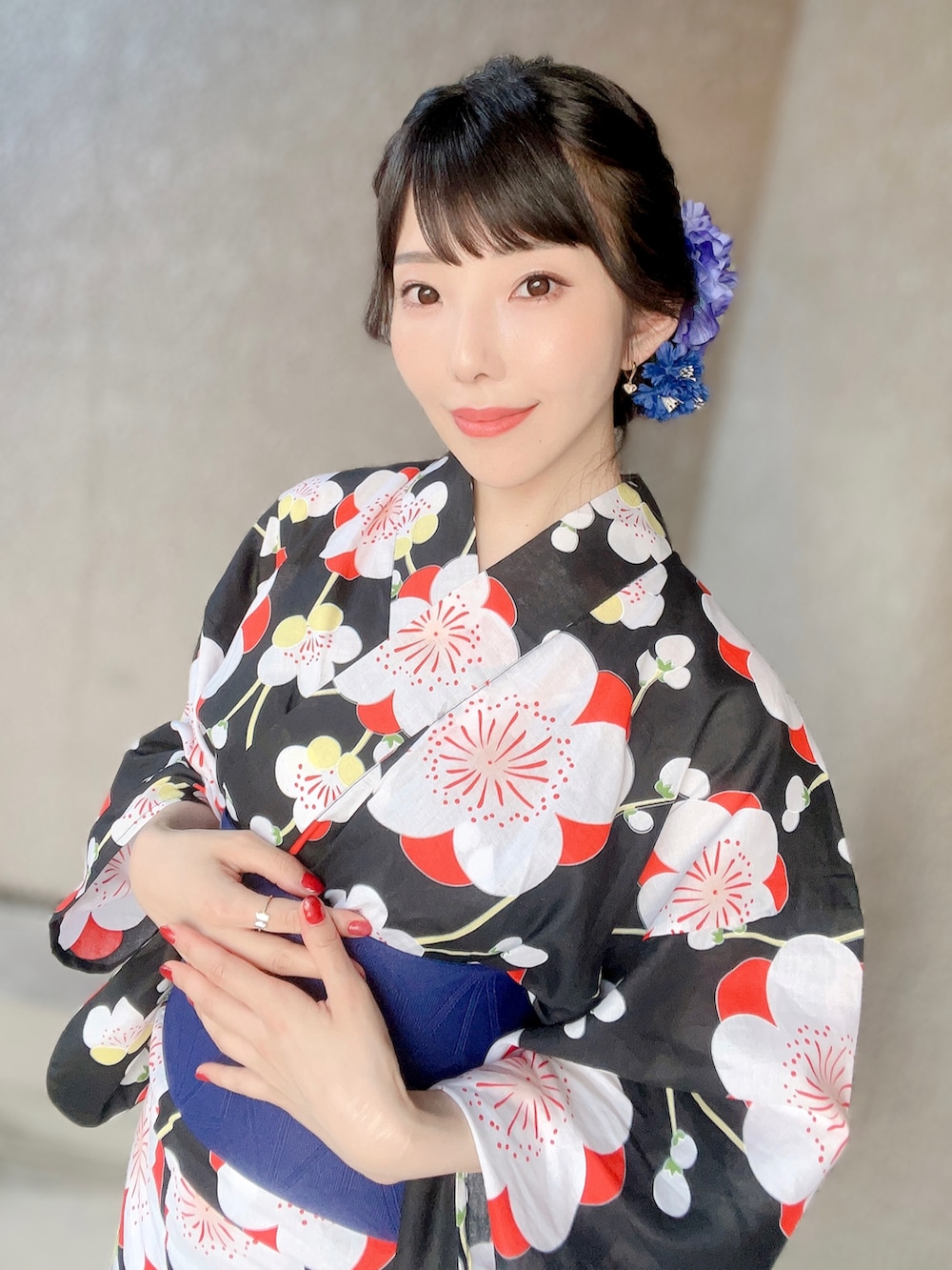 ブラック系の浴衣、その他のその他、ベージュ系のピアス（両耳用）を着用したレディースの秋コーディネートの2枚目の写真