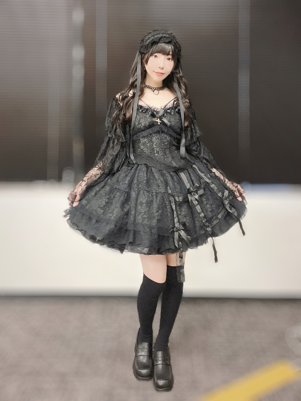 ブラック系のワンピース、ブラック系のローファー、ブラック系のシャツ/ブラウスを着用したレディースの秋コーディネートの2枚目の写真