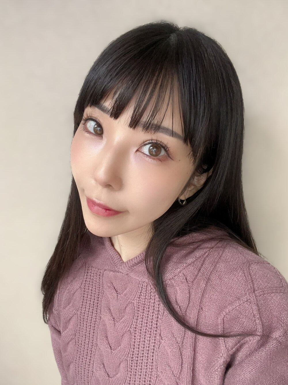 ブラック系のワンピース、ブラック系のブーツ、ブラック系のTシャツ/カットソーを着用したレディースの冬コーディネートの2枚目の写真