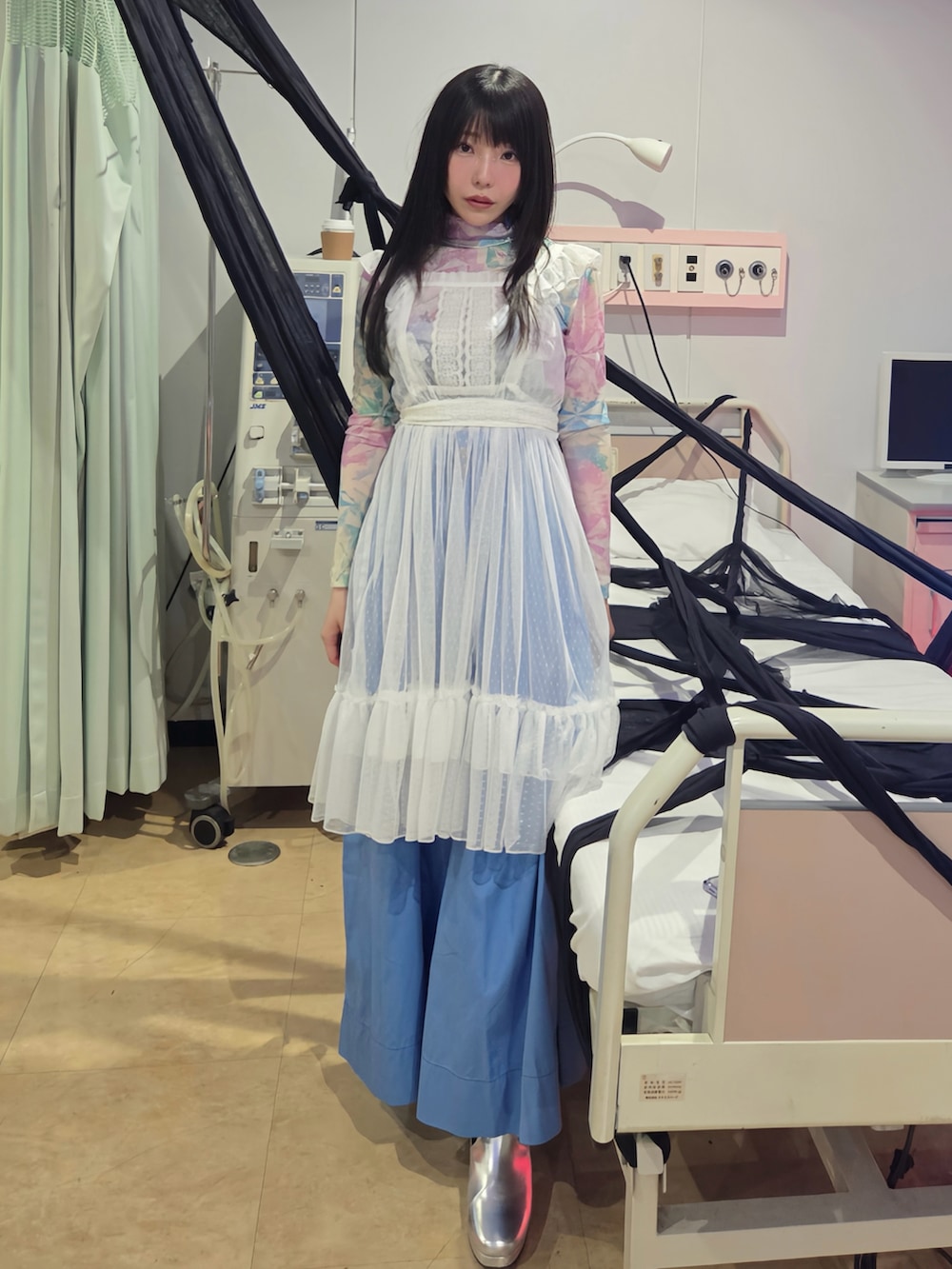 その他のTシャツ/カットソー、ブルー系のパンツ、ホワイト系のエプロンを着用したレディースの春コーディネートの2枚目の写真