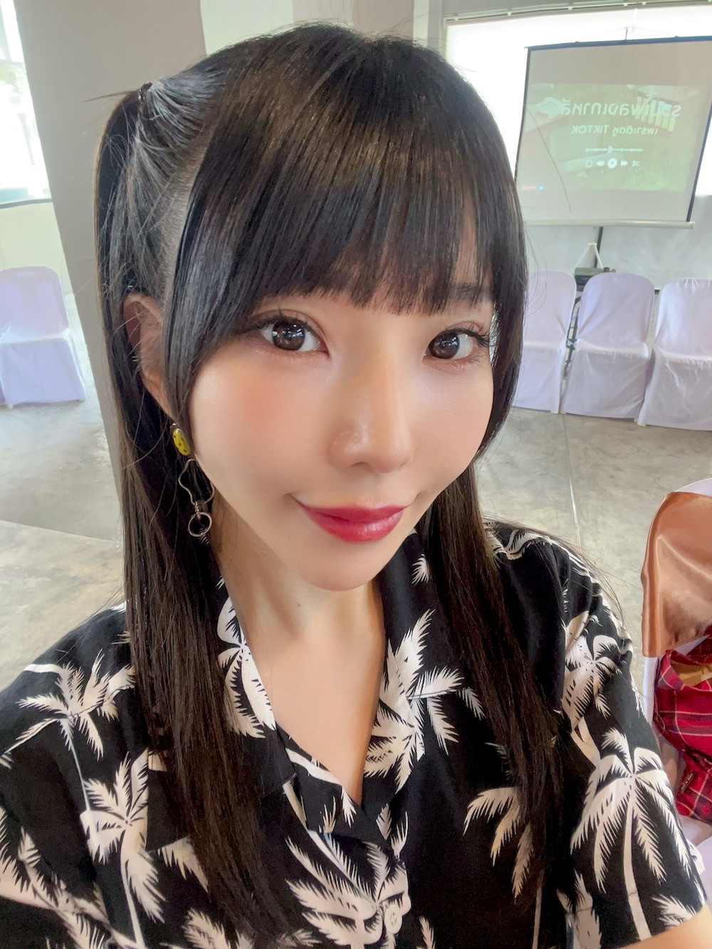 ブラック系のアンサンブル、ホワイト系のサンダル、その他のその他を着用したレディースの冬コーディネートの2枚目の写真