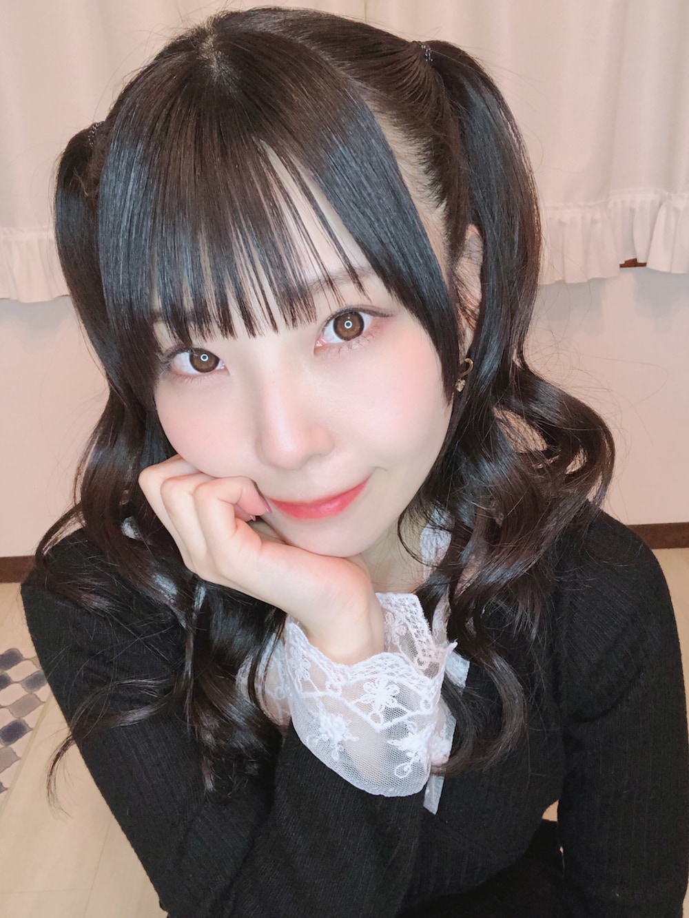 ブラック系のワンピース、ベージュ系のピアス（両耳用）を着用したレディースの冬コーディネートの2枚目の写真