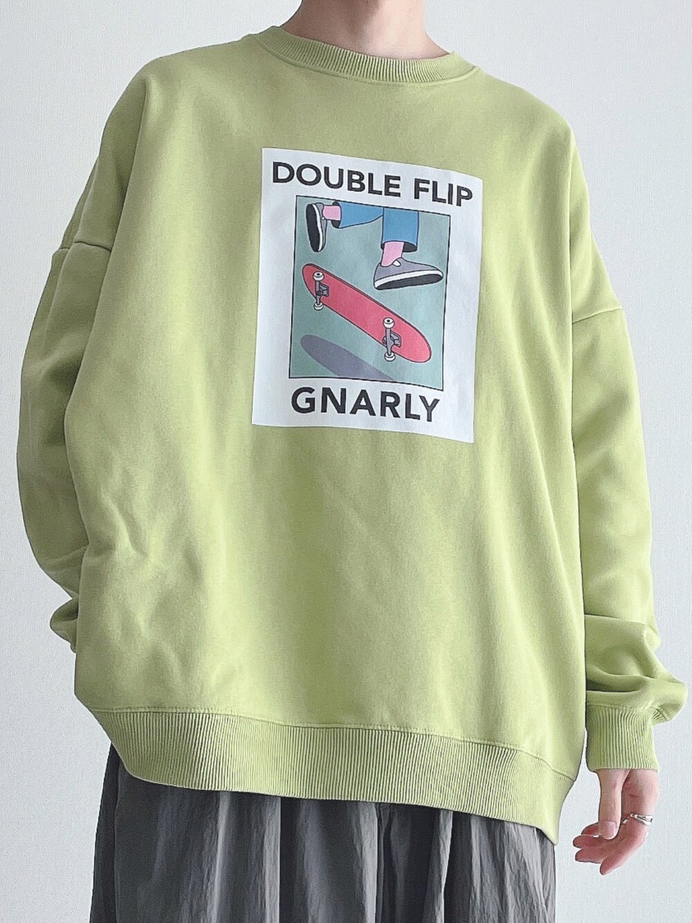 グリーン系のスウェット、グレー系のその他パンツ、ブラック系のスニーカーを着用したメンズの春コーディネートの4枚目の写真