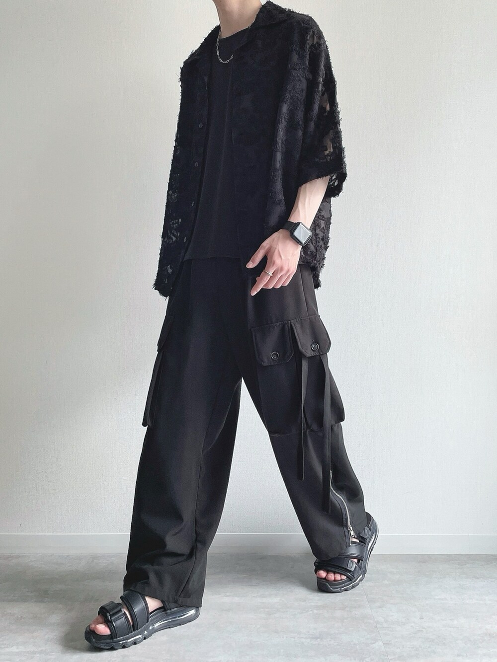 ブラック系のシャツ/ブラウス、ブラック系のTシャツ/カットソー、ブラック系のカーゴパンツを着用したメンズの春コーディネートの5枚目の写真